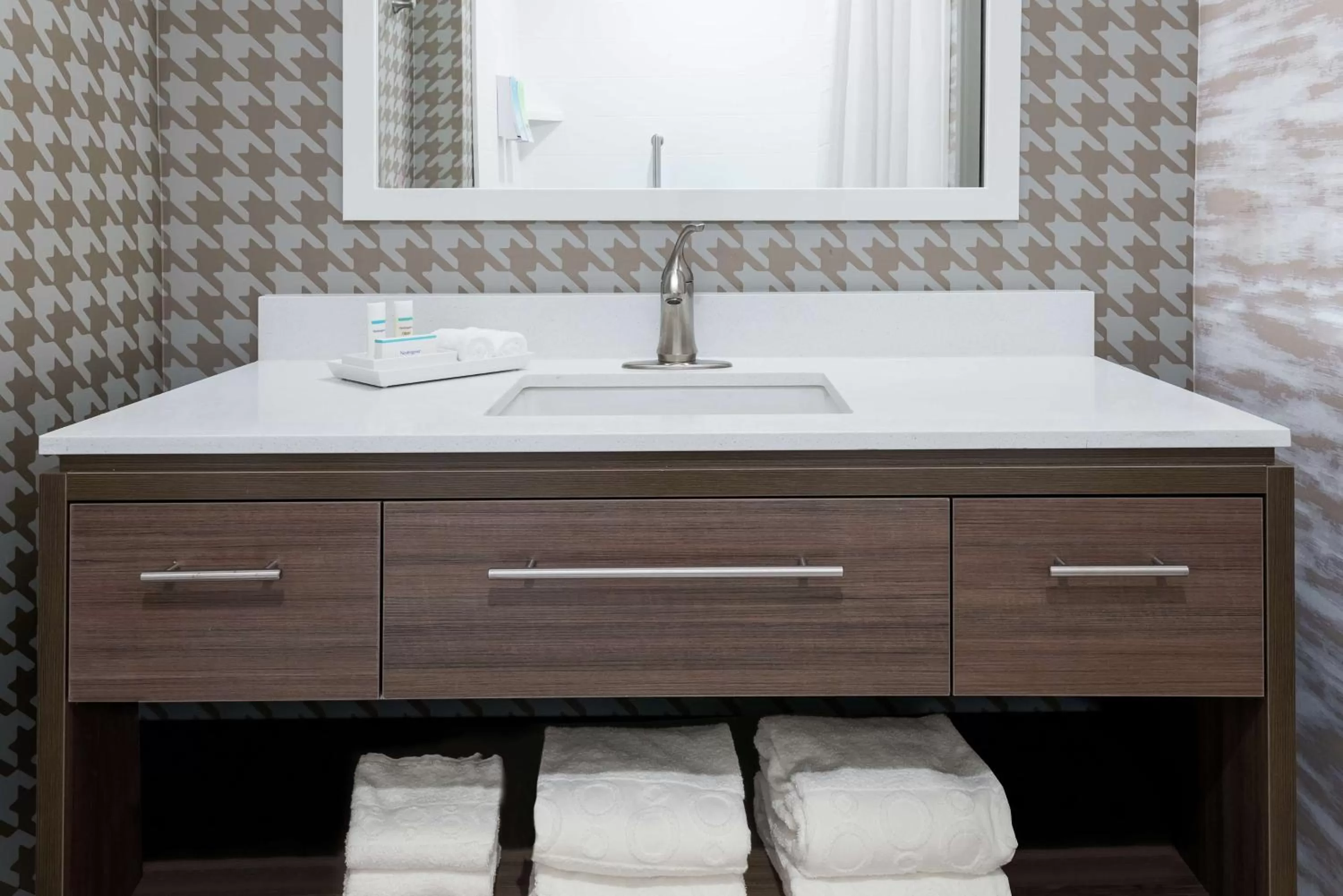 Bathroom, Bed in Home2 Suites By Hilton Orlando Near UCF