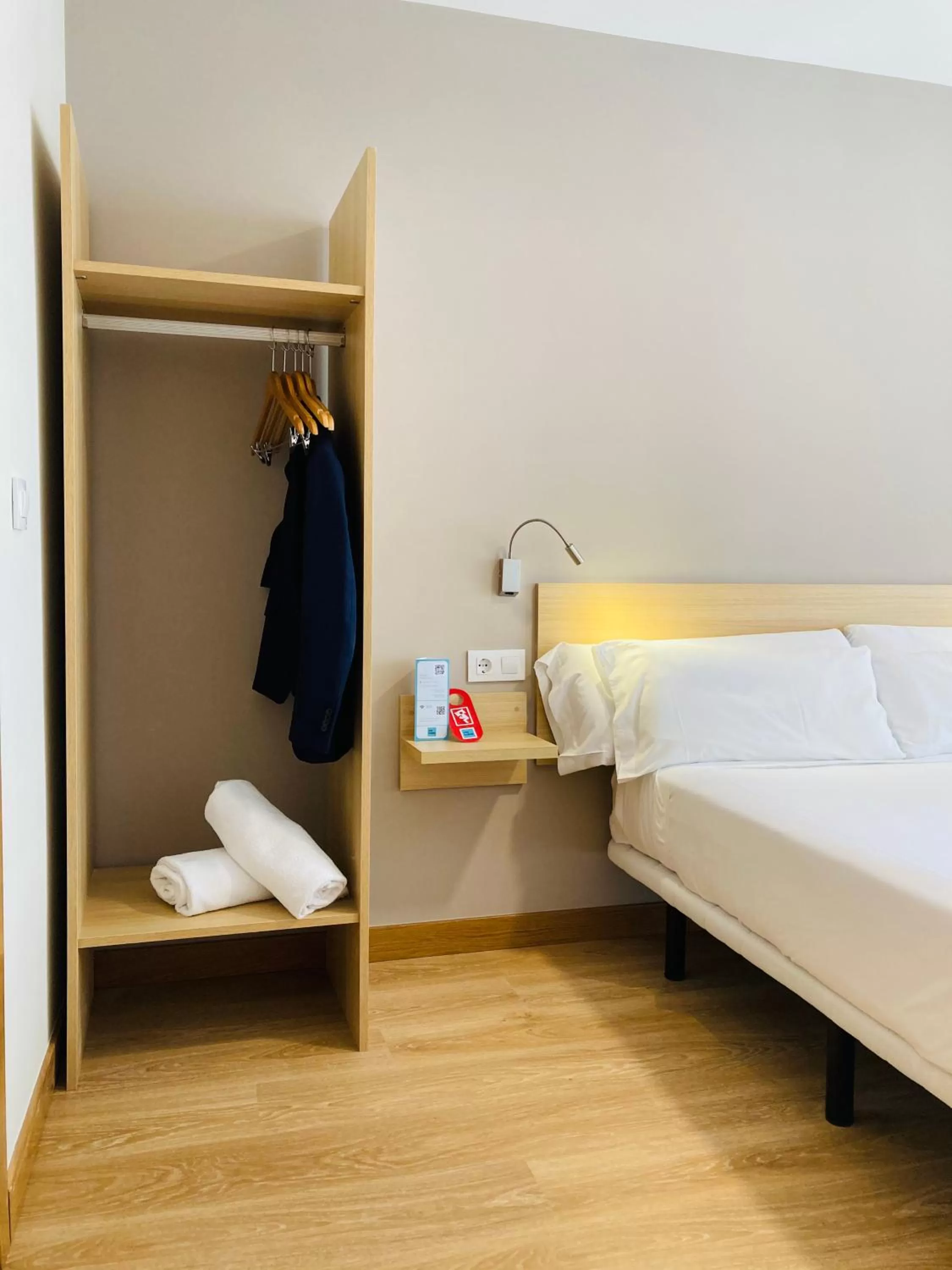 Photo of the whole room, Bed in Hotel Vas Vitoria AutoCheckIn