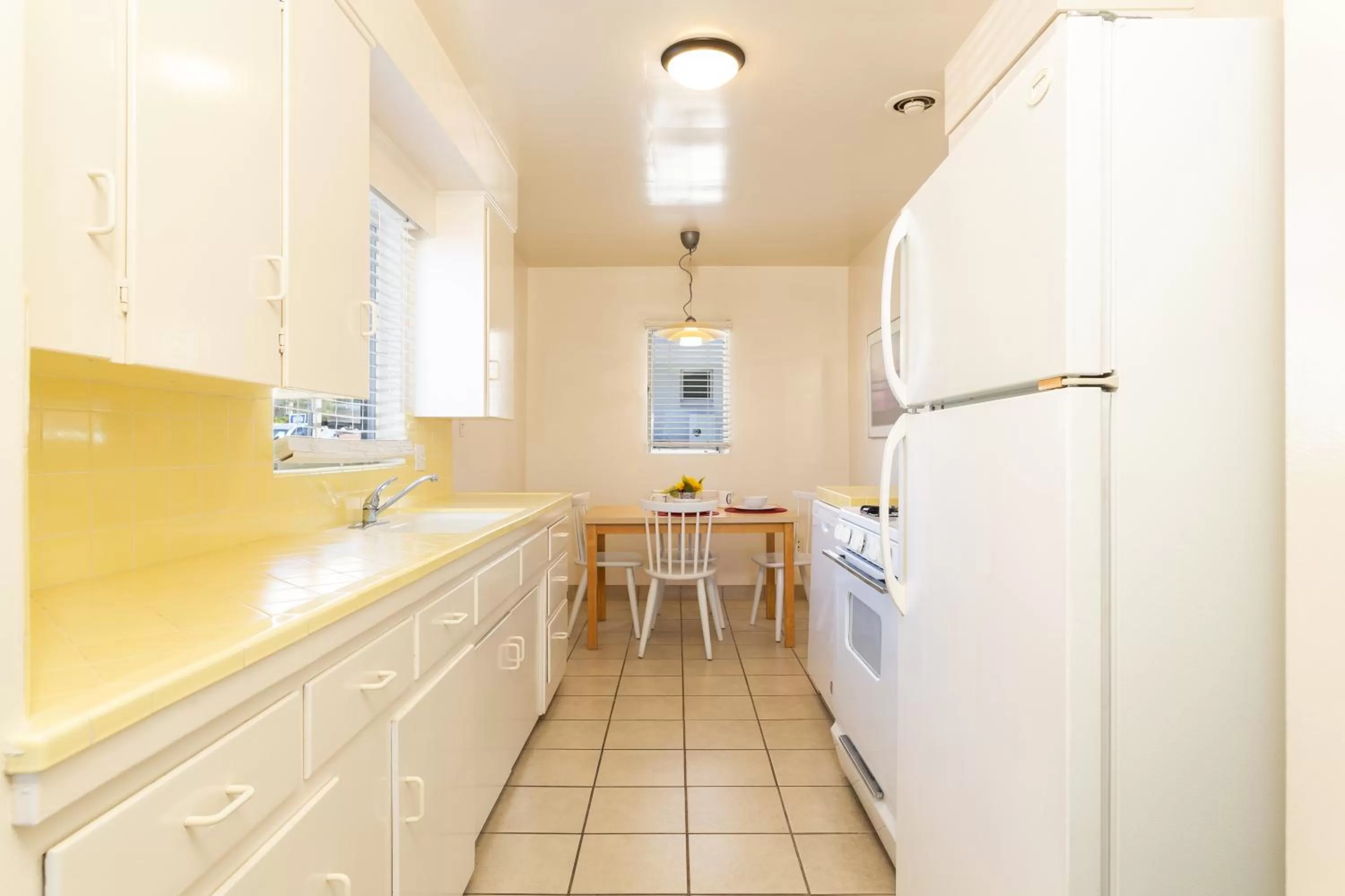 Kitchen or kitchenette in The Sea View Inn At The Beach