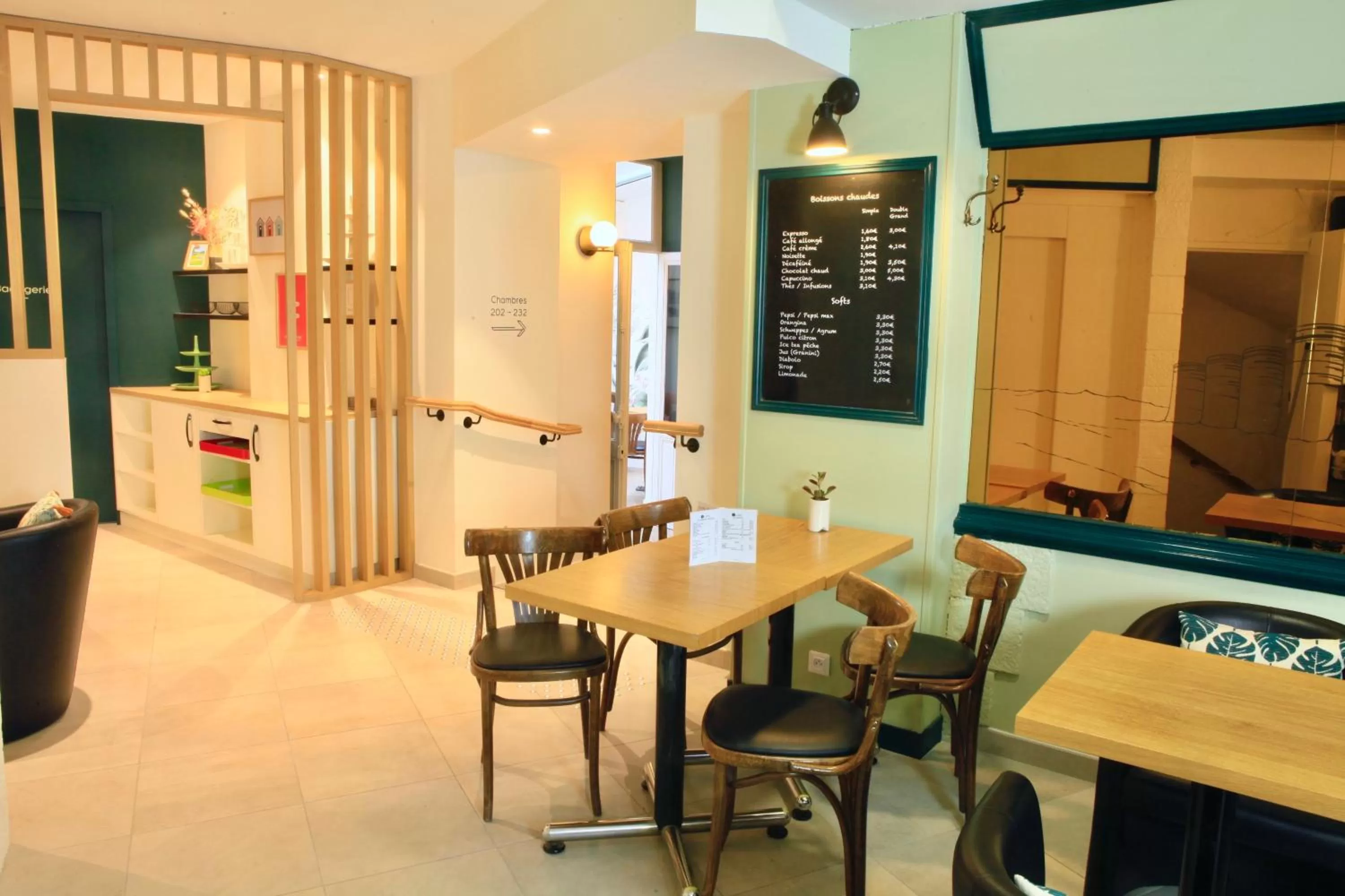 Lounge or bar in Logis Hôtels- Hôtel Marguerite d'Anjou Angers château