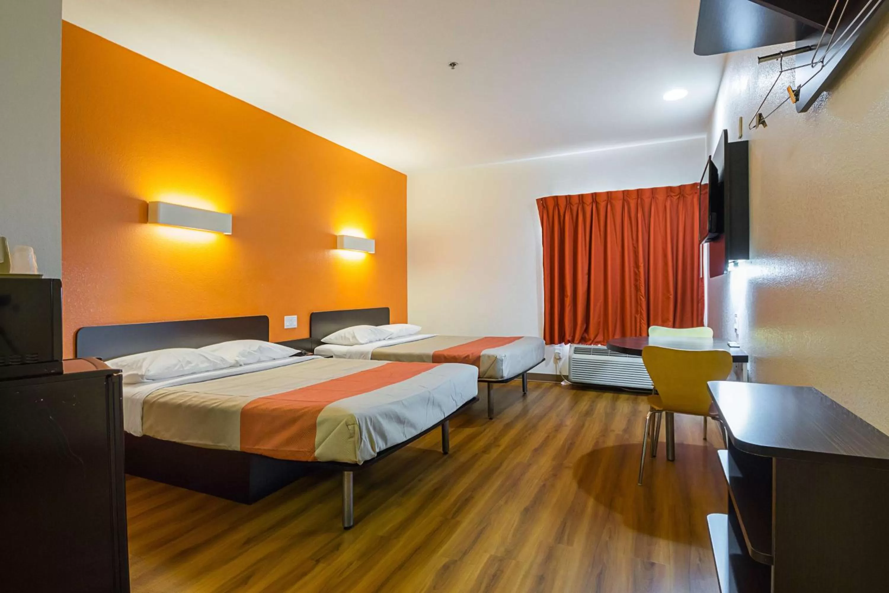 TV and multimedia, Bed in Motel 6 Dallas – Irving DFW Airport South