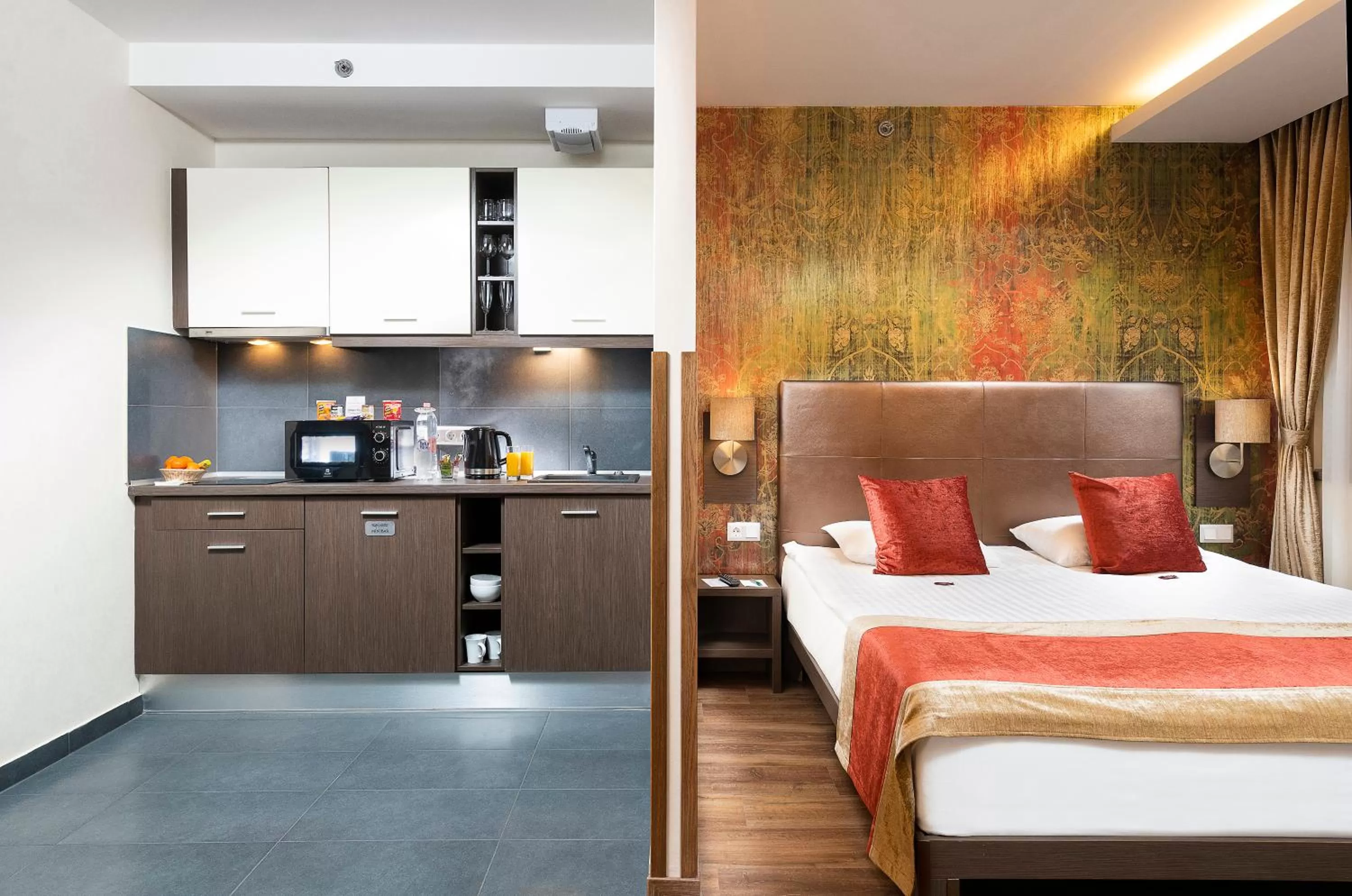 Kitchen or kitchenette, Bed in Opera Garden Hotel & Apartments