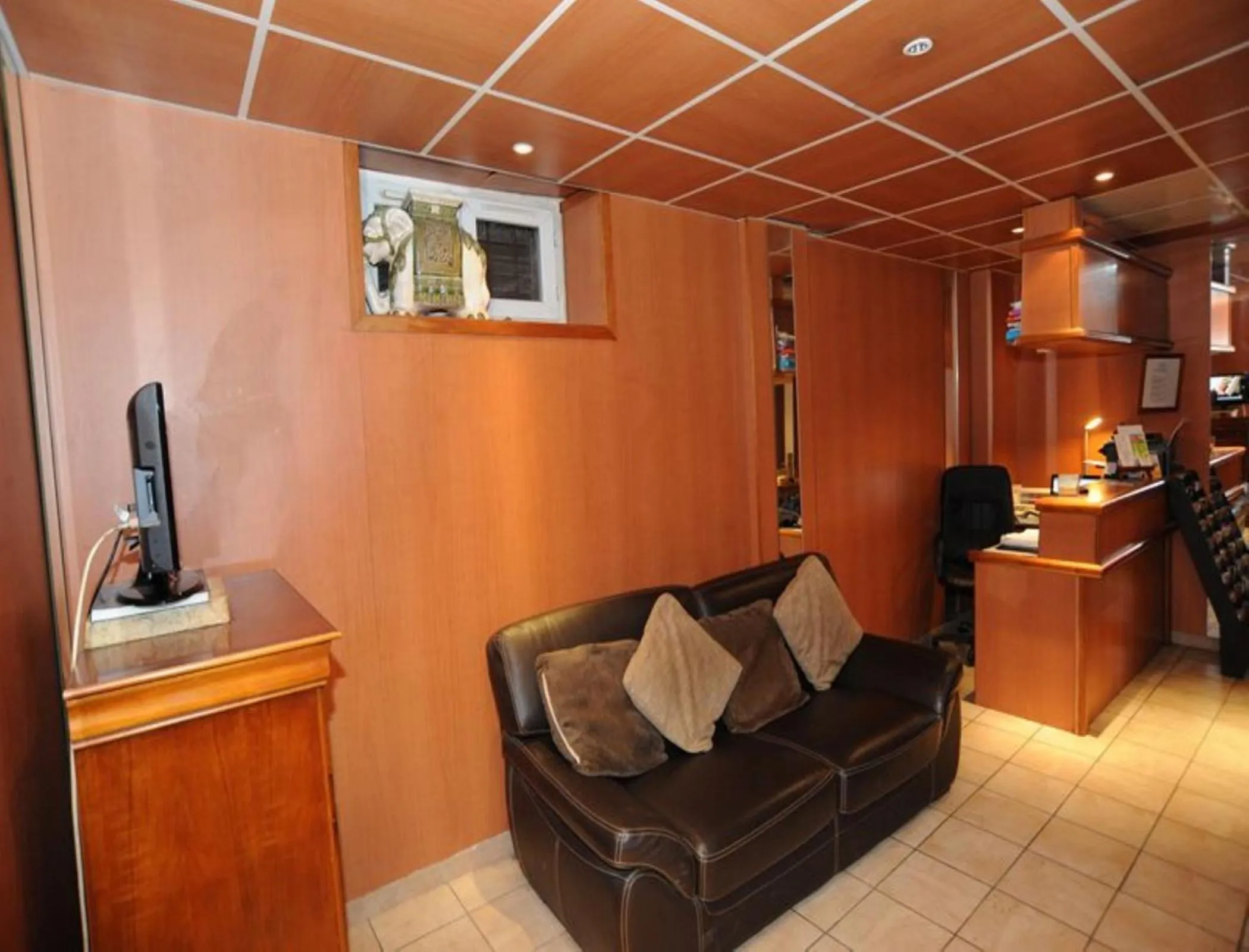 Lobby or reception in Sully Hôtel