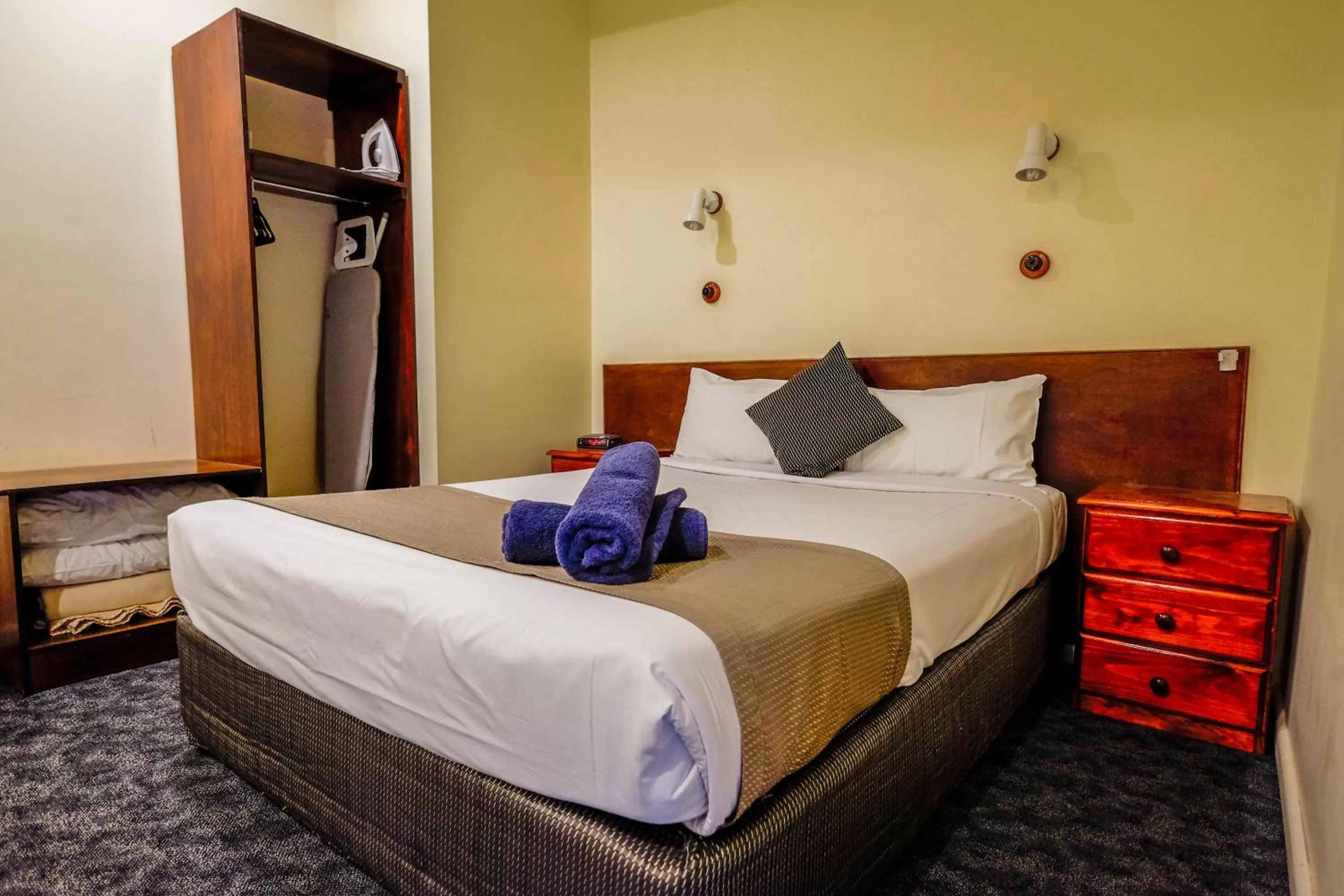 Bed in Pioneer Station Motor Inn