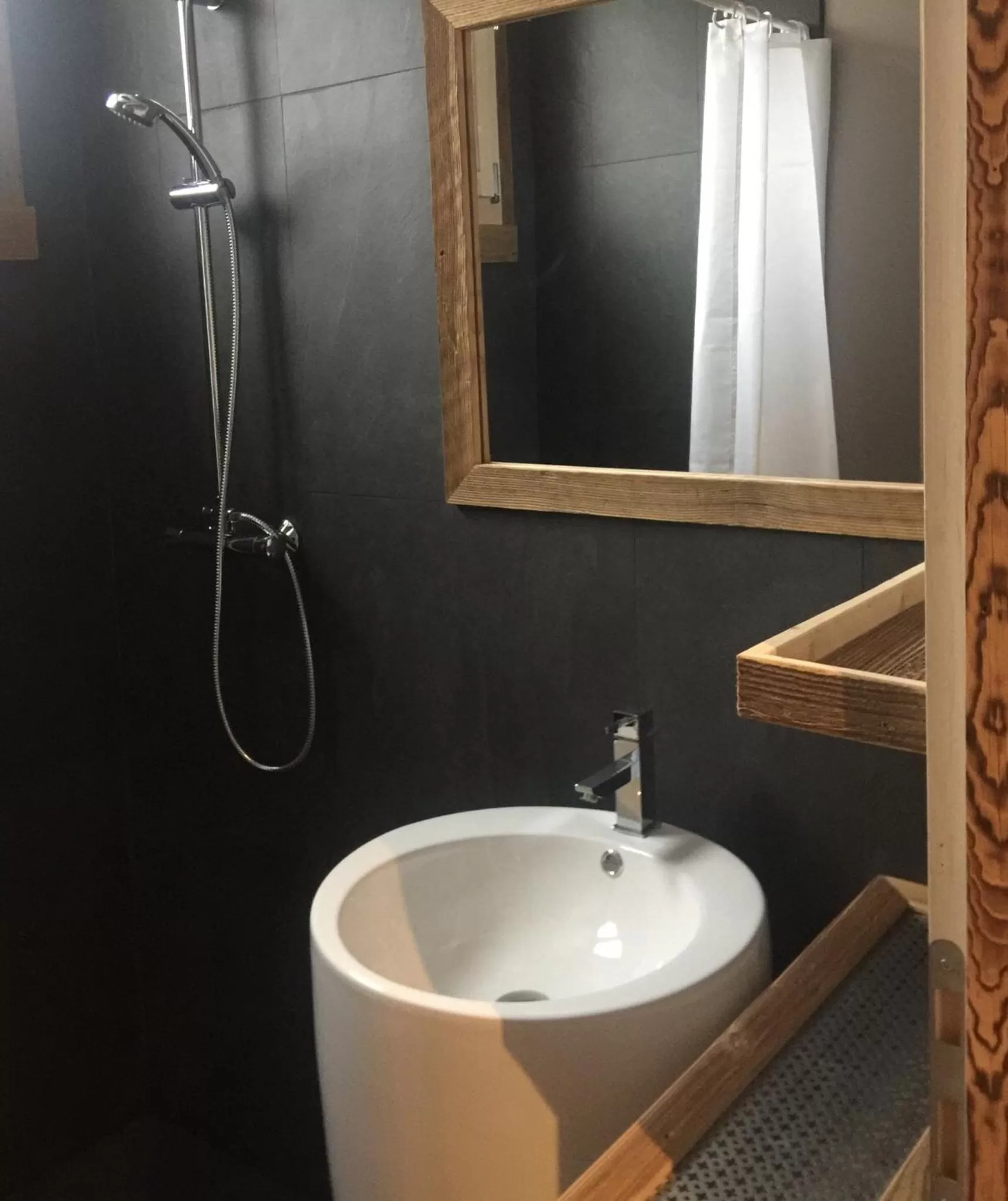 Shower in Coeur des Neiges