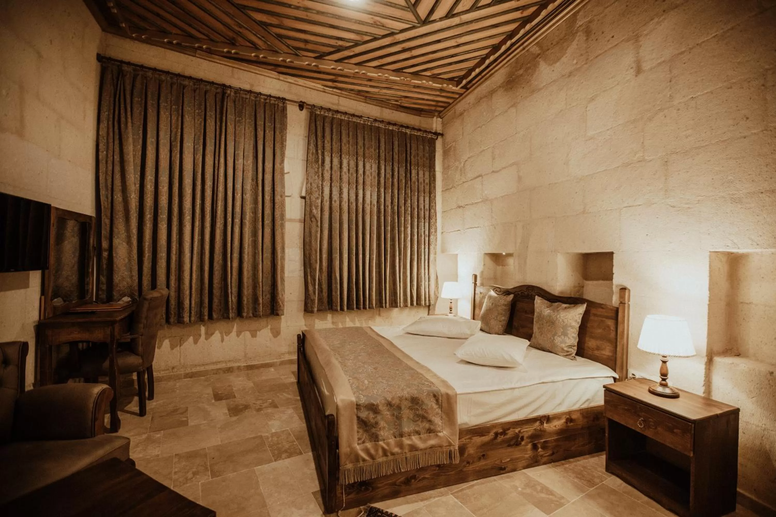 Photo of the whole room, Bed in Kismet Cave Mansion