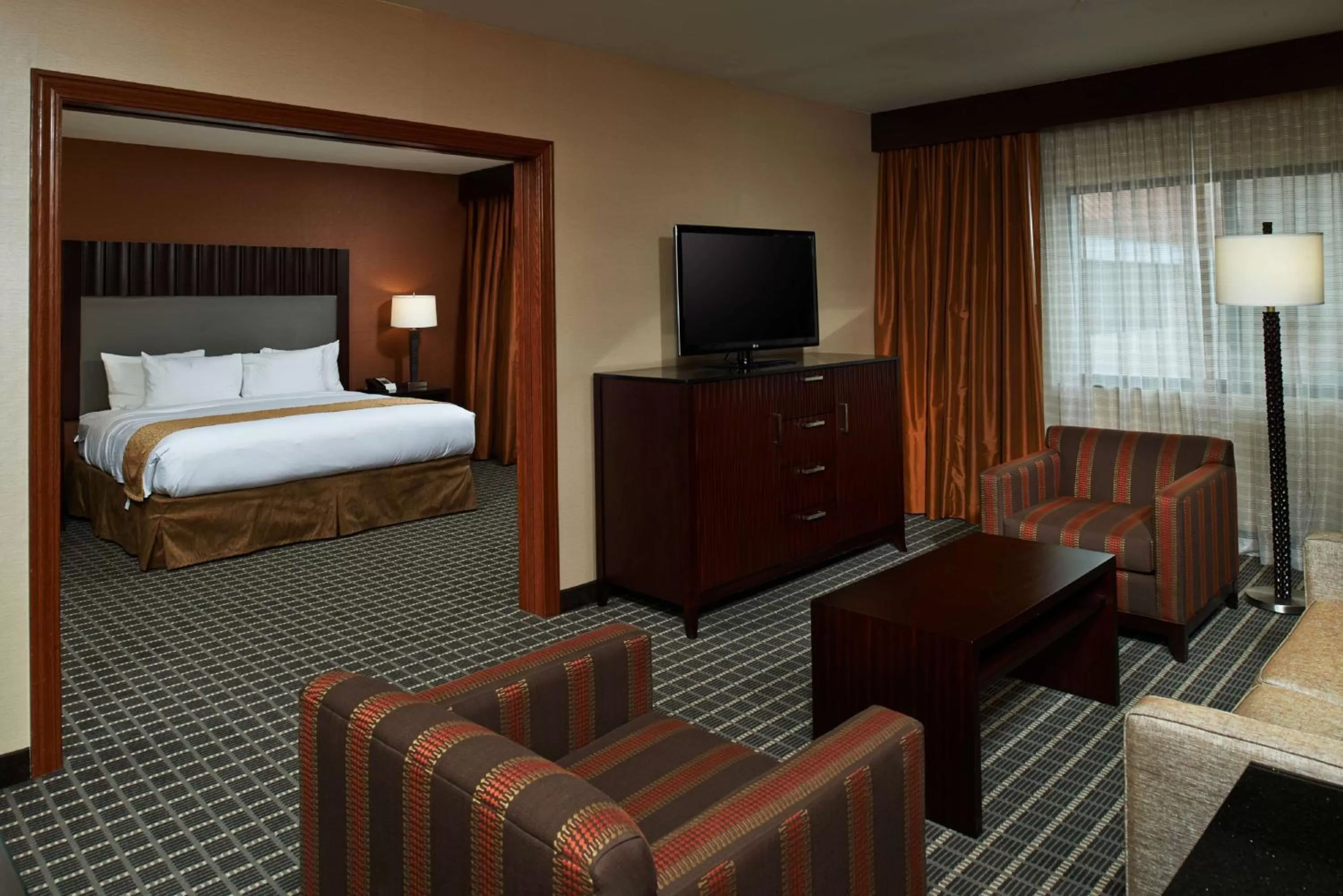 Living room, Bed in DoubleTree by Hilton Hotel Flagstaff