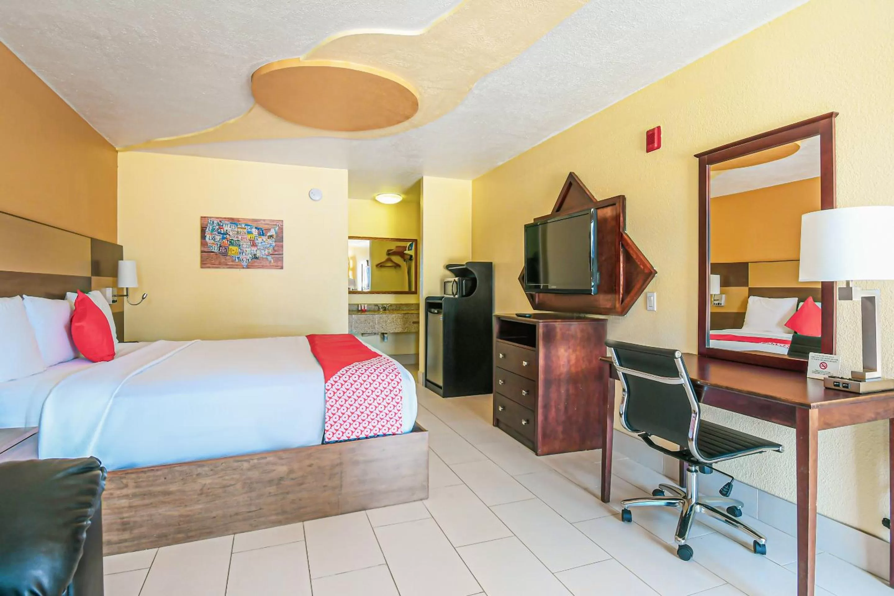 Bedroom in OYO Hotel Shenandoah Woodlands Mall