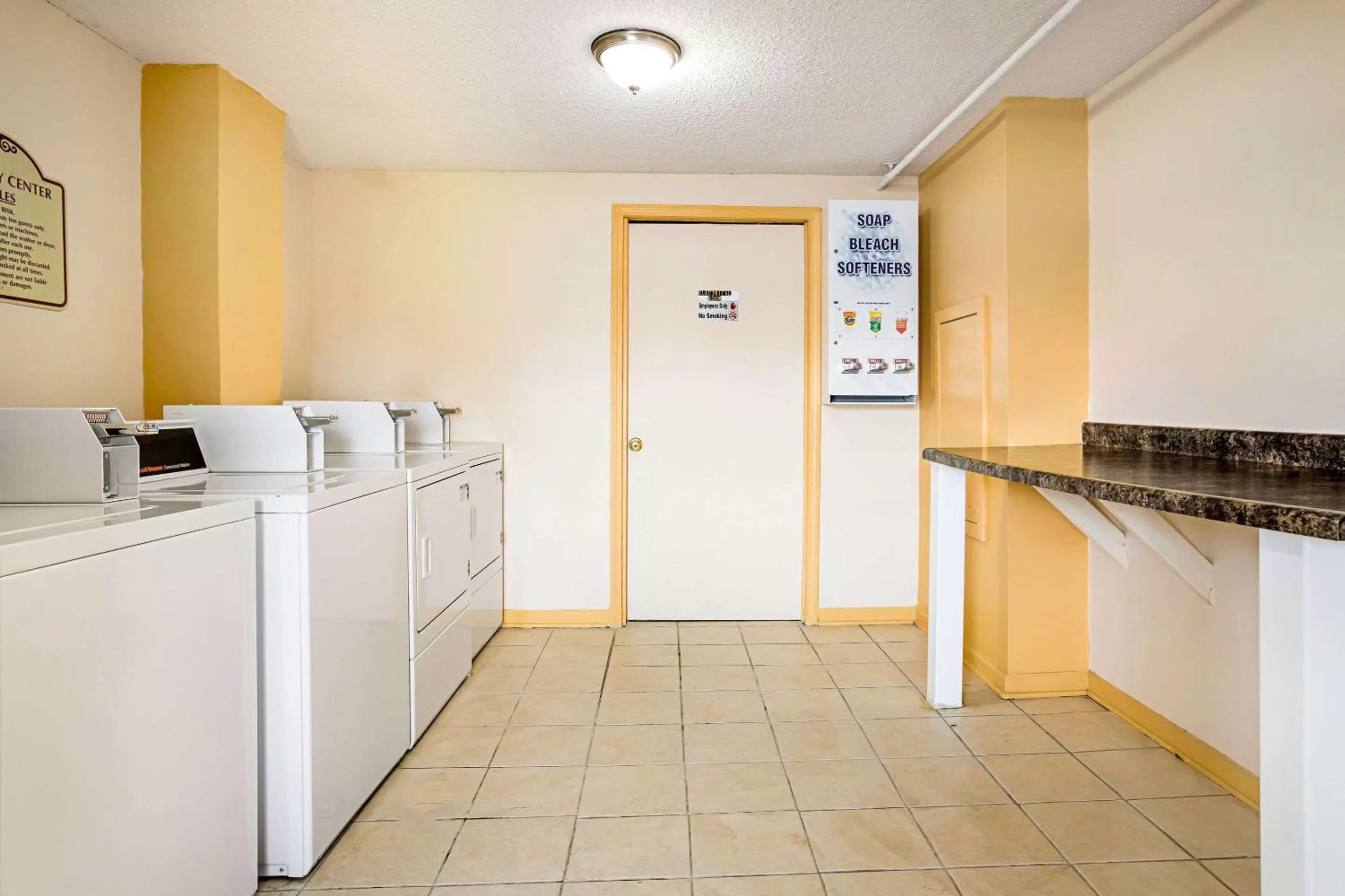 On site, Kitchen/Kitchenette in Rodeway Inn Metro Airport