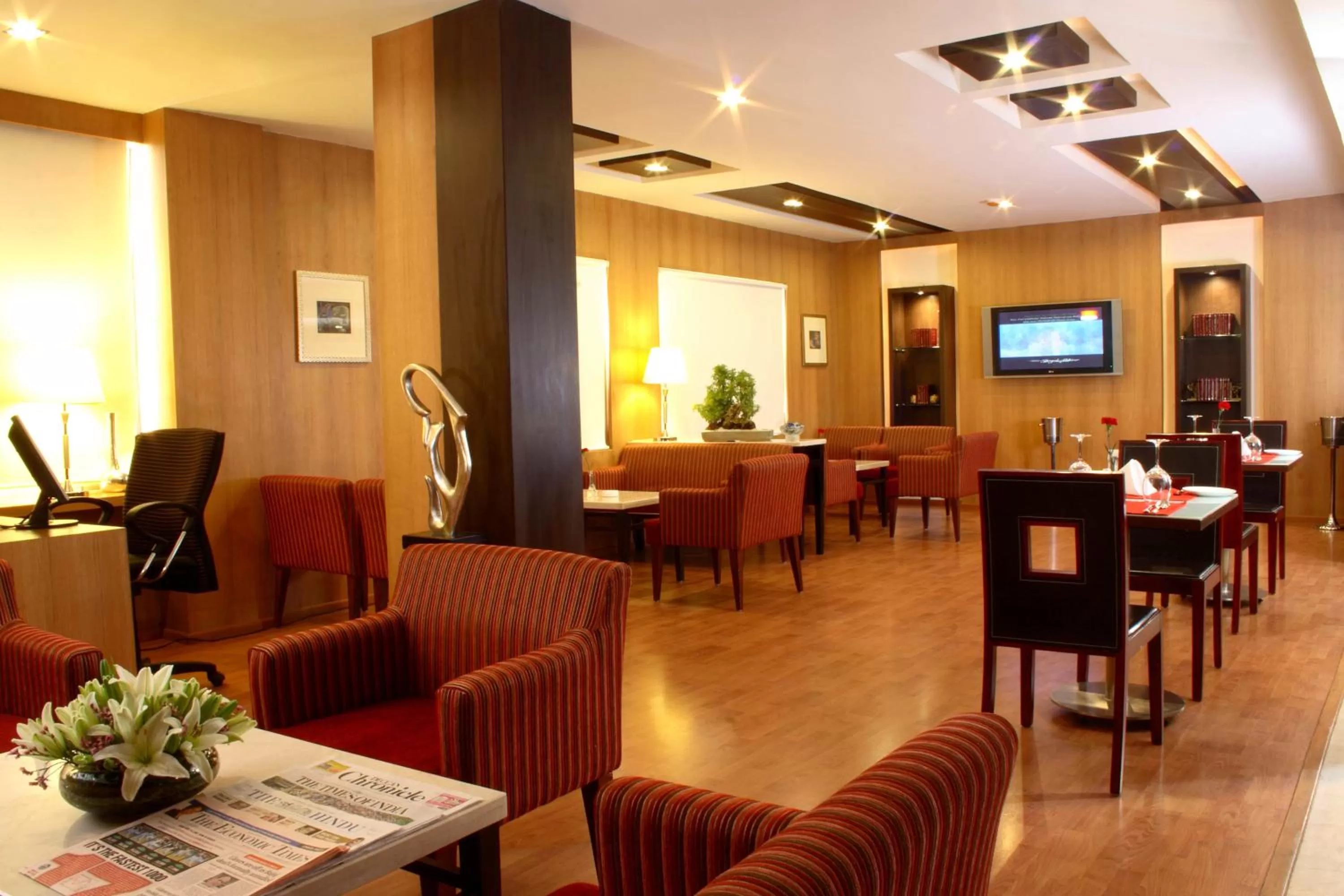 Dining area in Hampshire Plaza