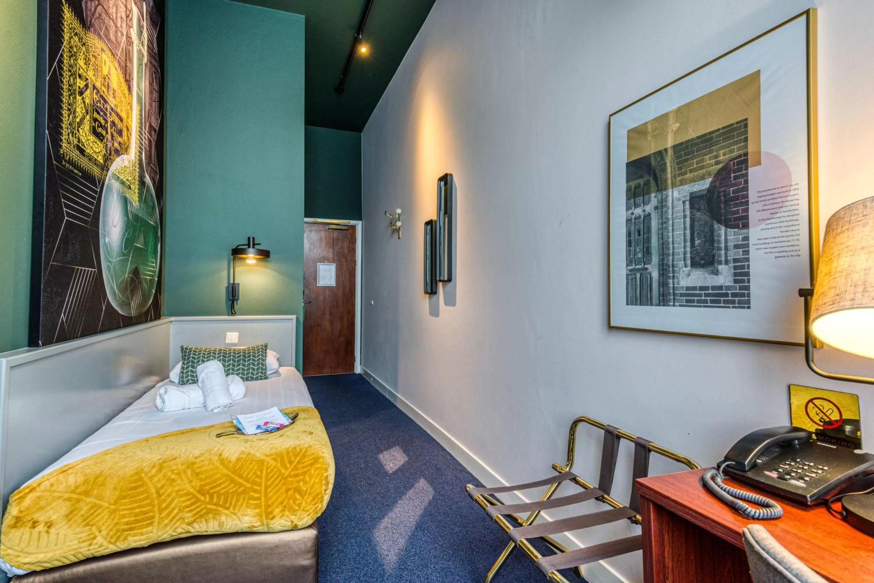 Bed in Hotel Alexander