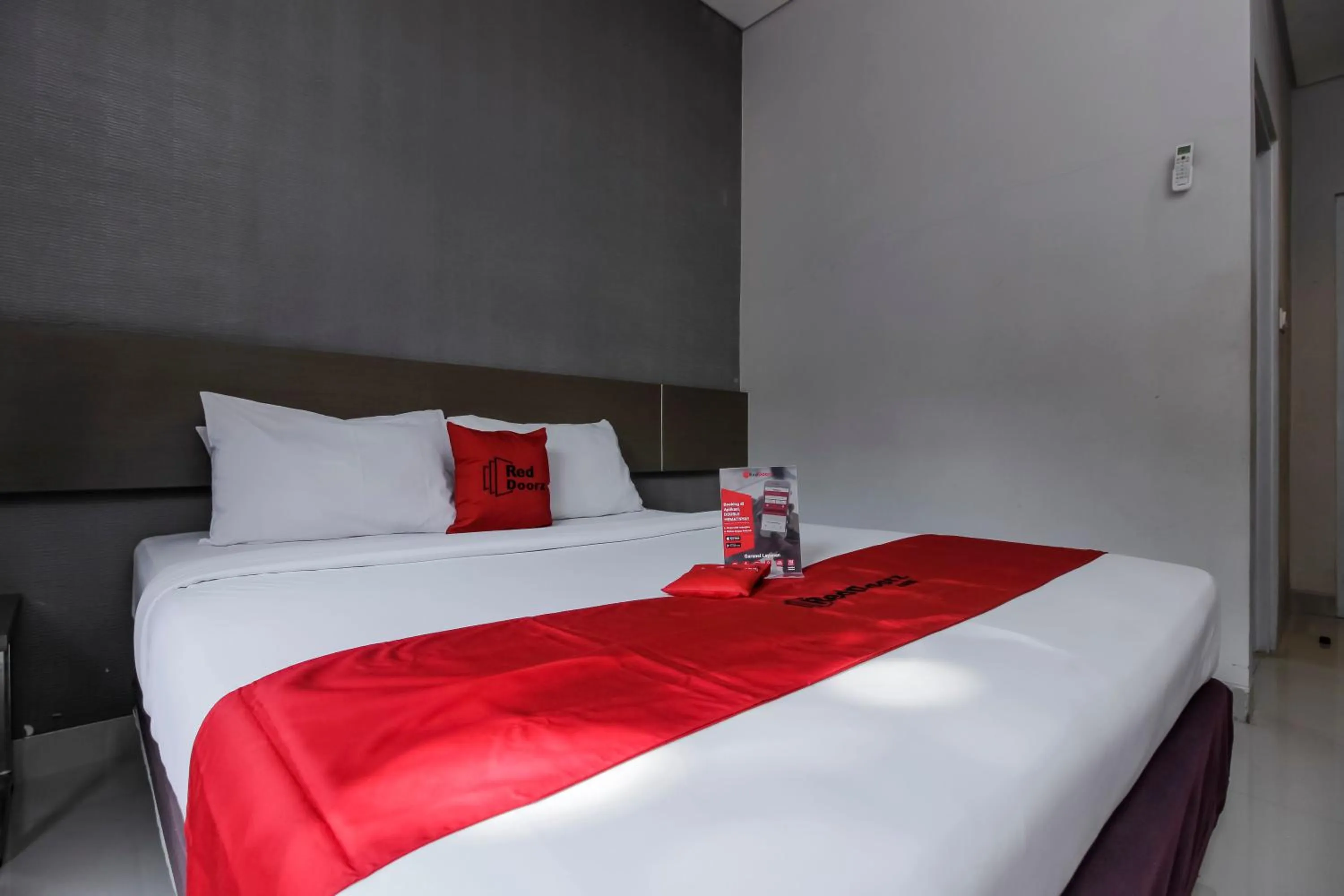 Bedroom, Bed in RedDoorz near Goa Sunyaragi