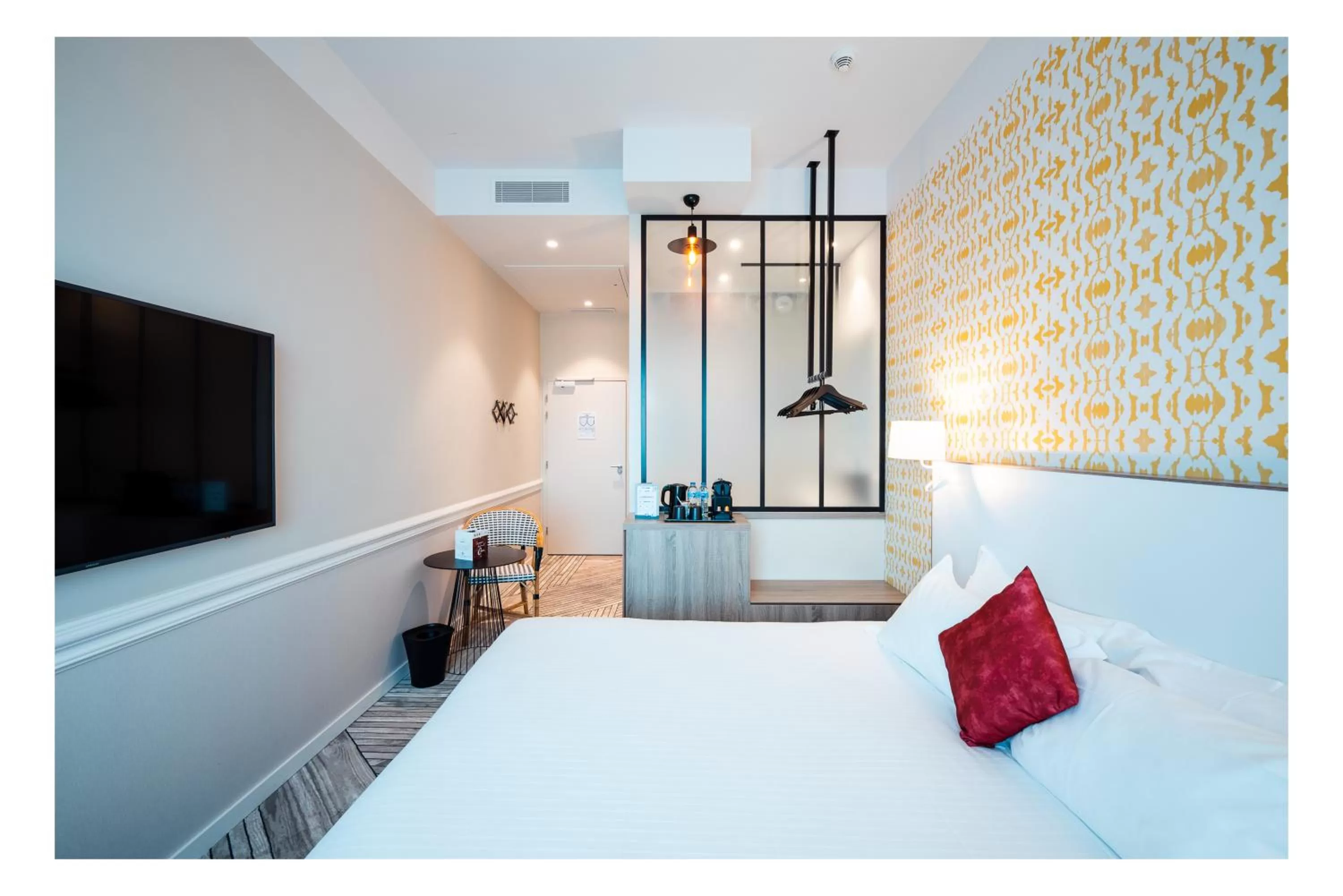 Bedroom, Bed in The Originals Boutique, Hôtel Maison Montmartre Paris Les Puces