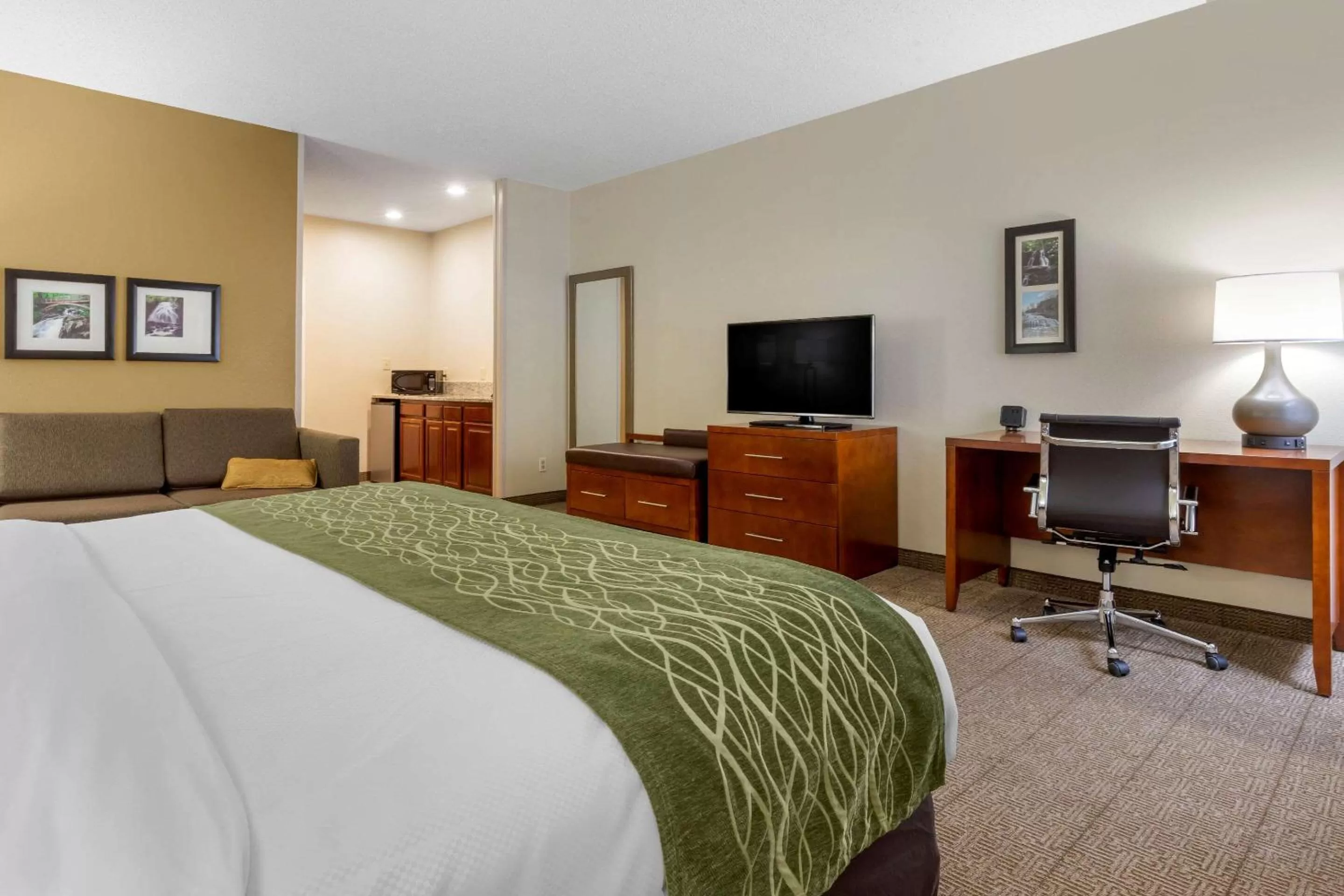 Photo of the whole room, Bed in Comfort Inn & Suites Lenoir Hwy 321 Northern Foothills