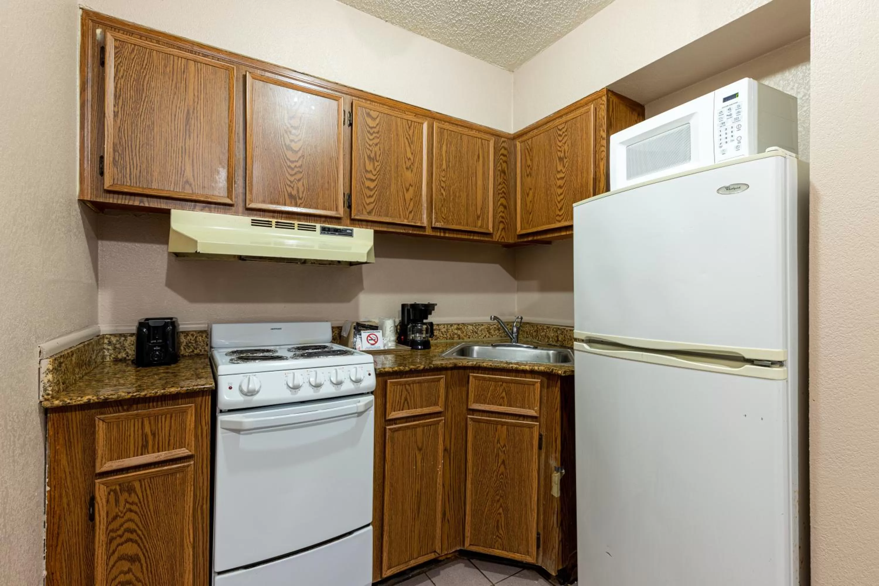 Coffee/tea facilities in Sundial Inn