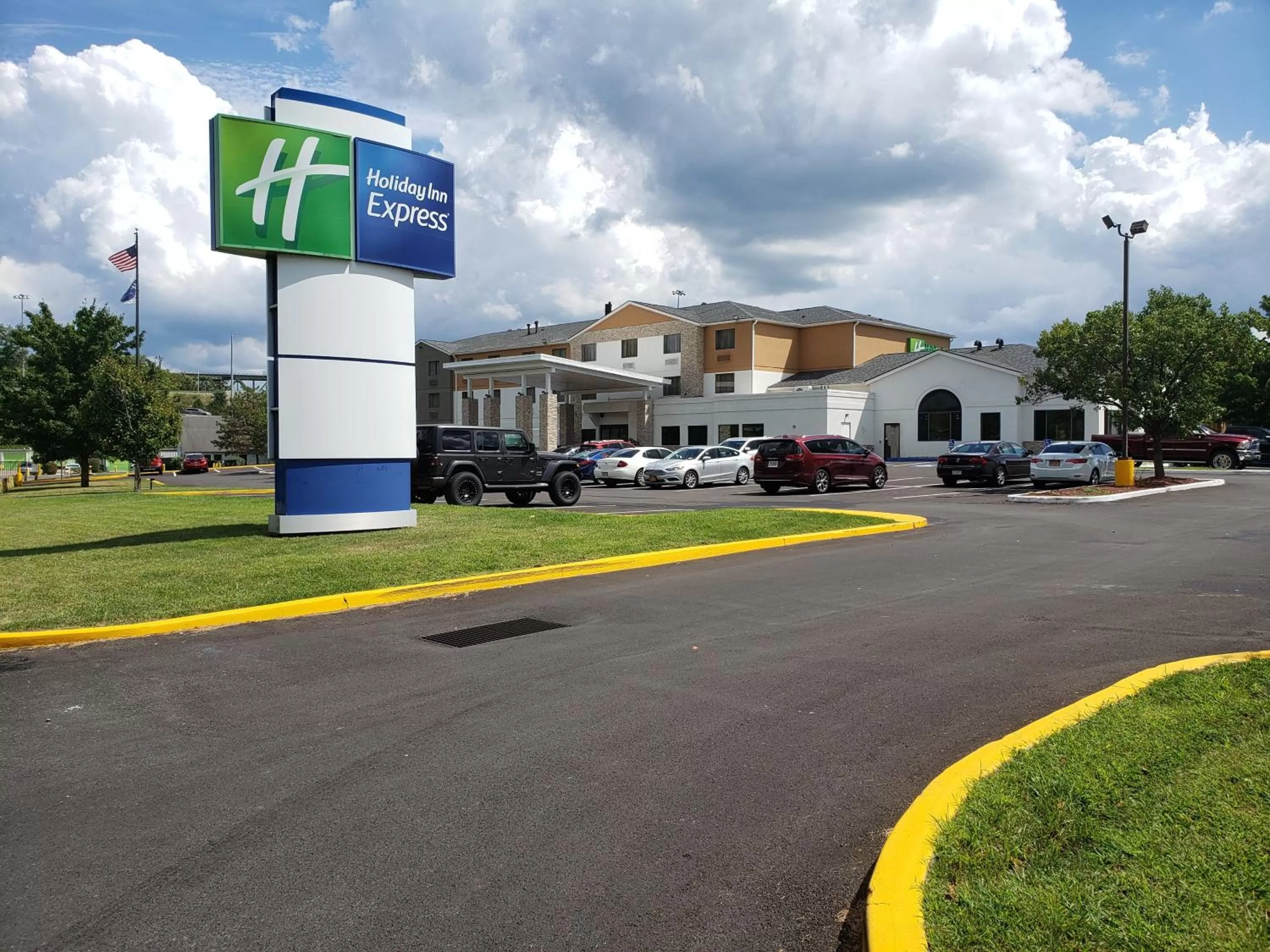 Property building in Holiday Inn Express Hotel Pittsburgh-North/Harmarville by IHG