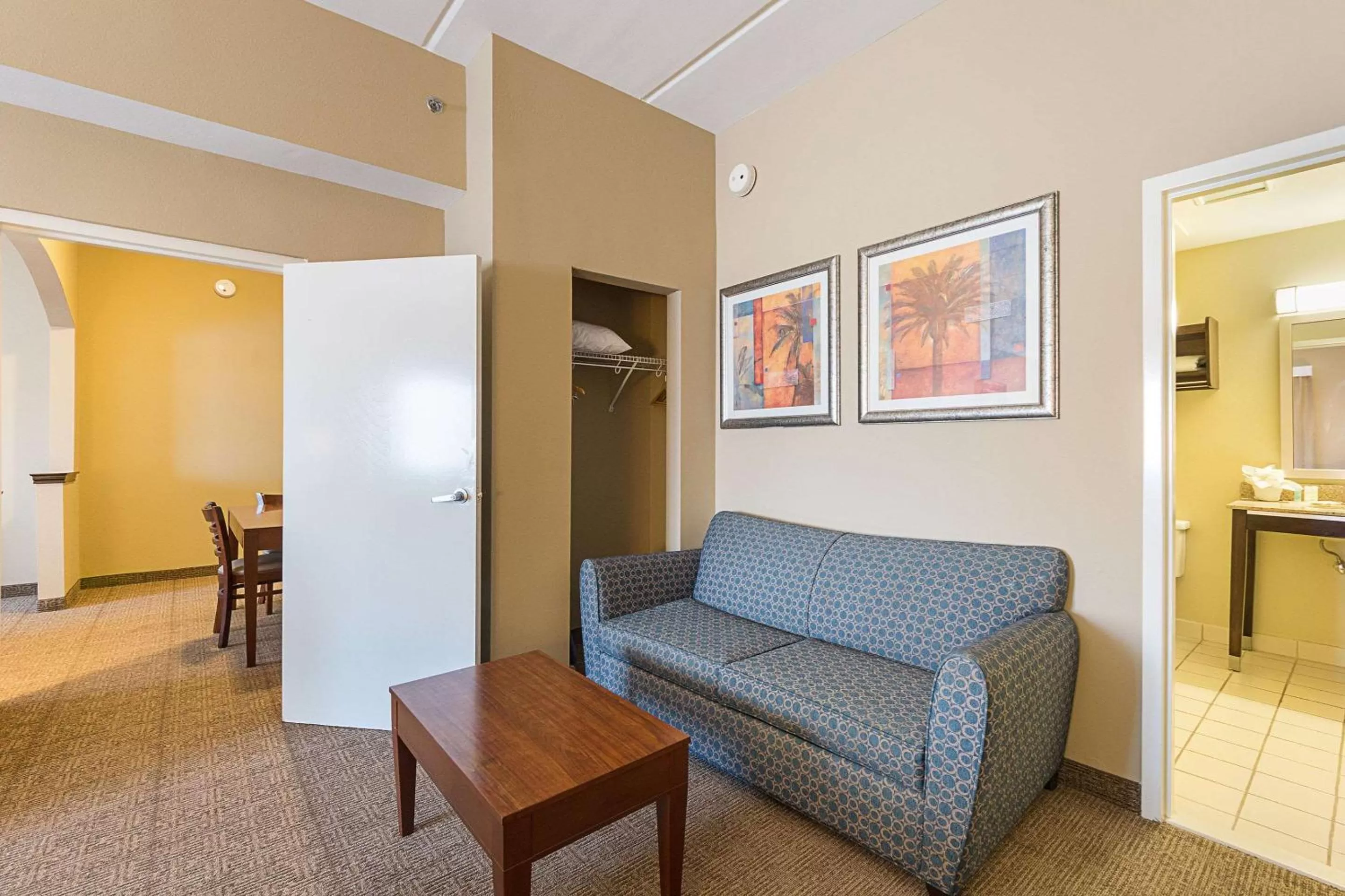 Photo of the whole room in Comfort Suites Beachside