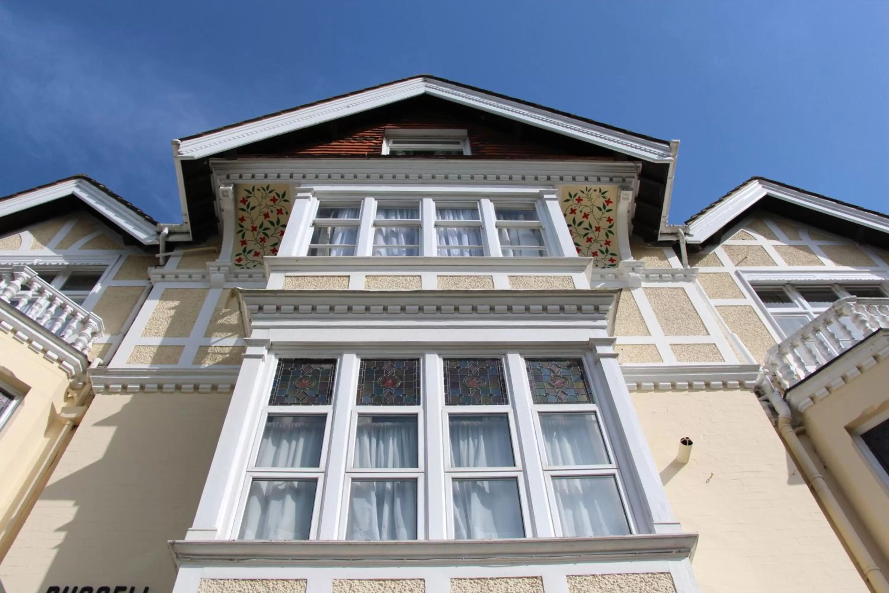 Facade/entrance in Russell Hotel