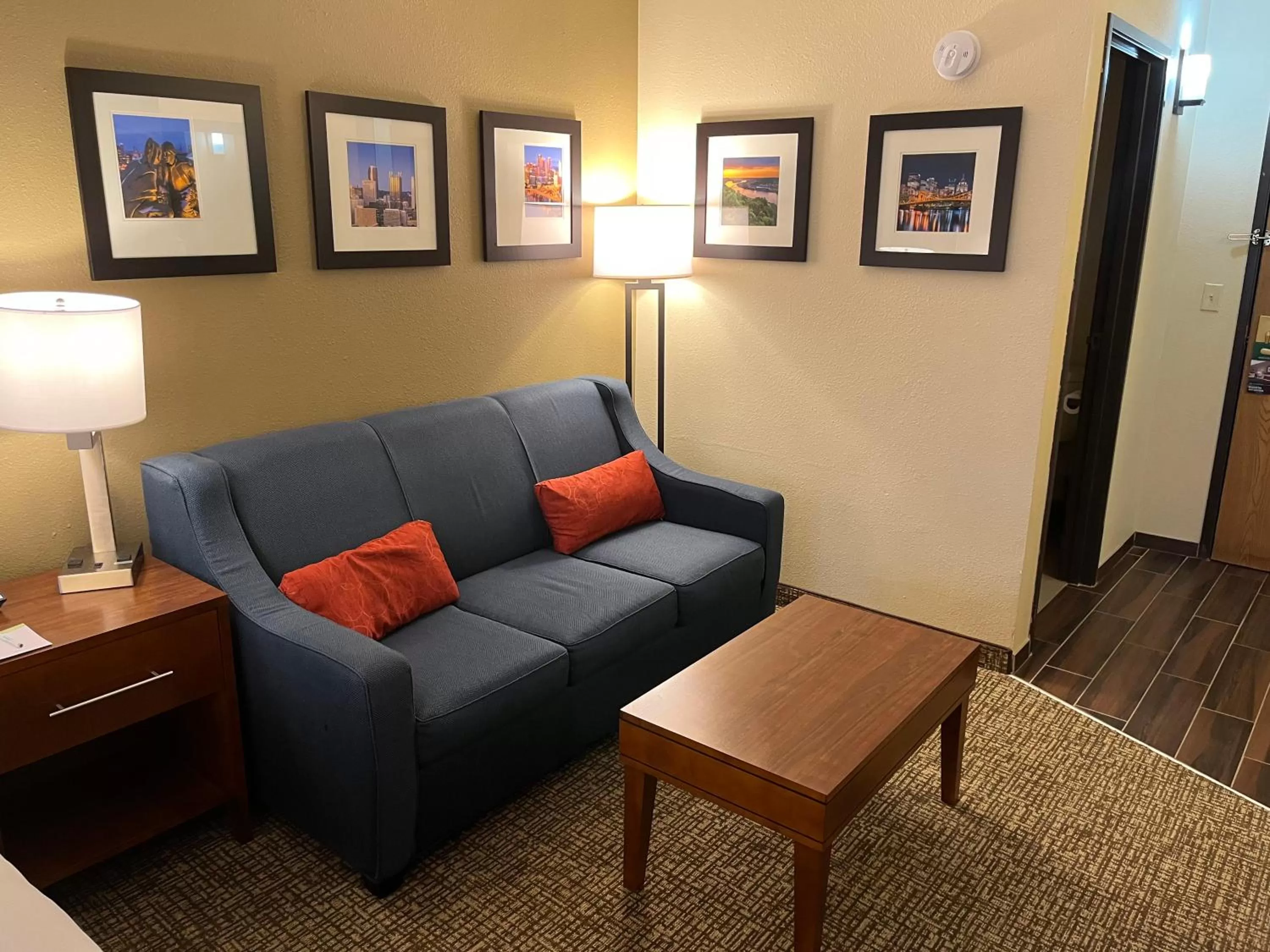 Seating area in Wingate by Wyndham Pittsburgh West Mifflin
