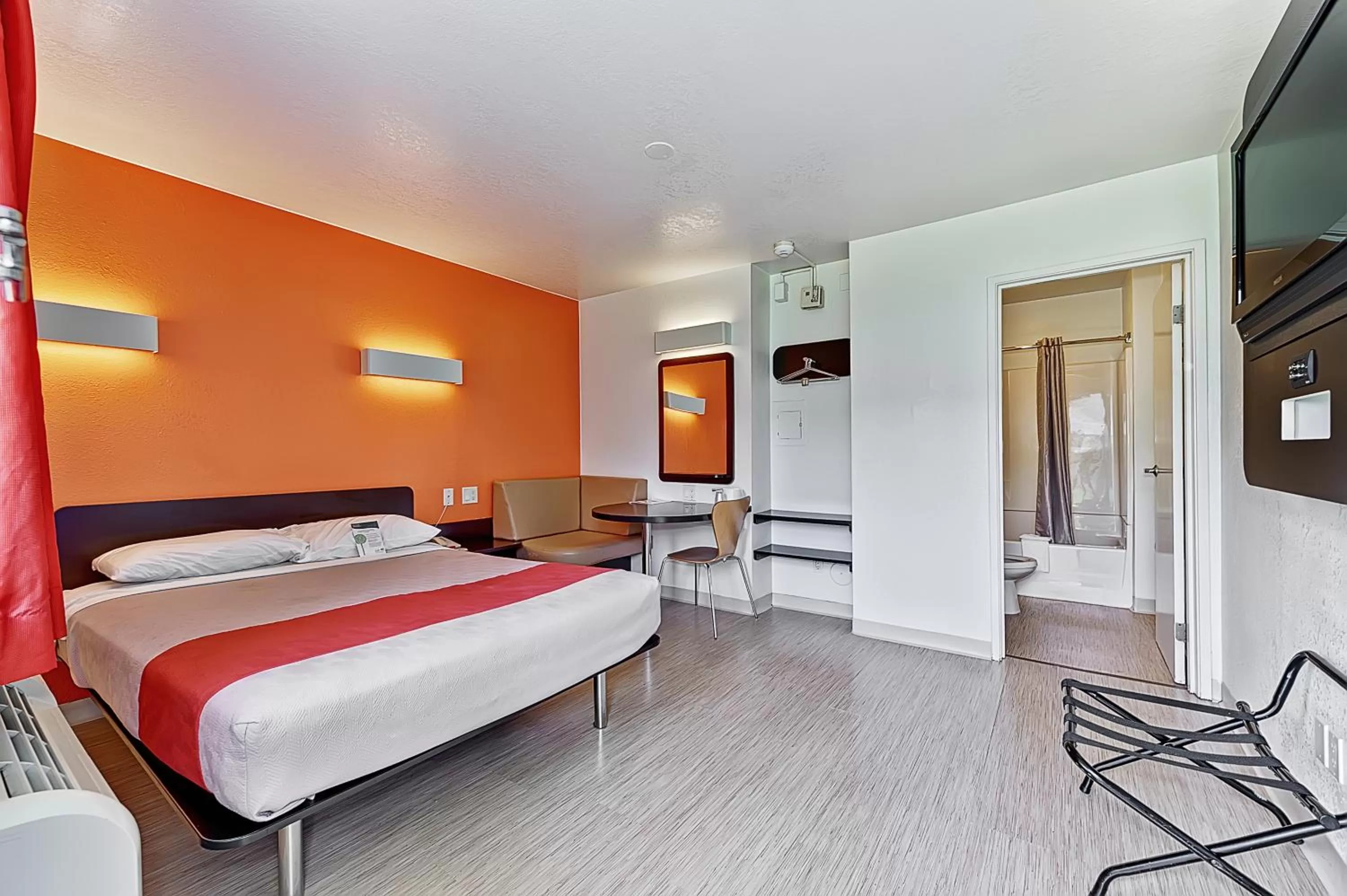 Photo of the whole room, Bed in Motel 6-Villa Park, IL - Chicago West