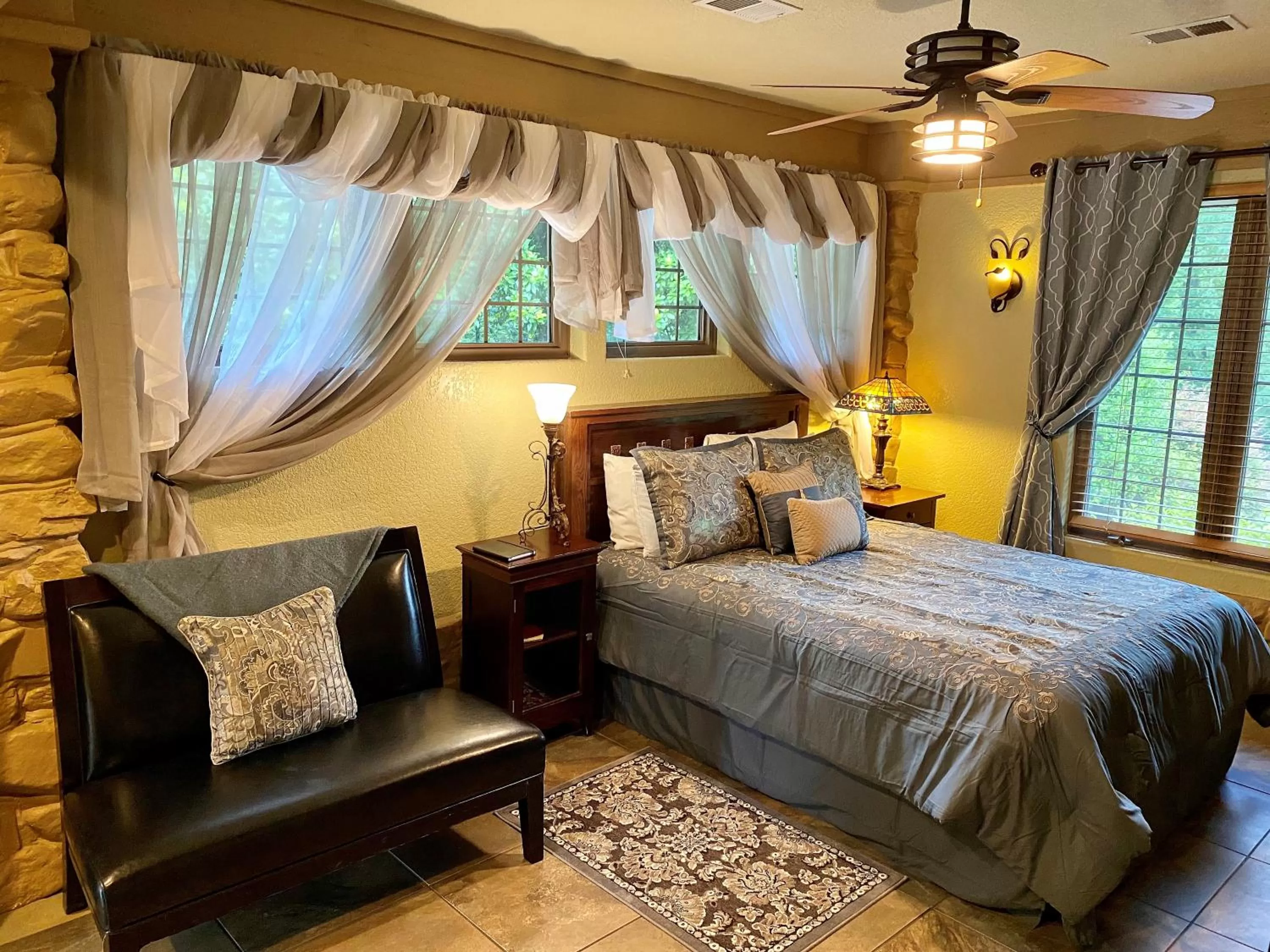 Bedroom, Bed in Hilltop Manor B&B