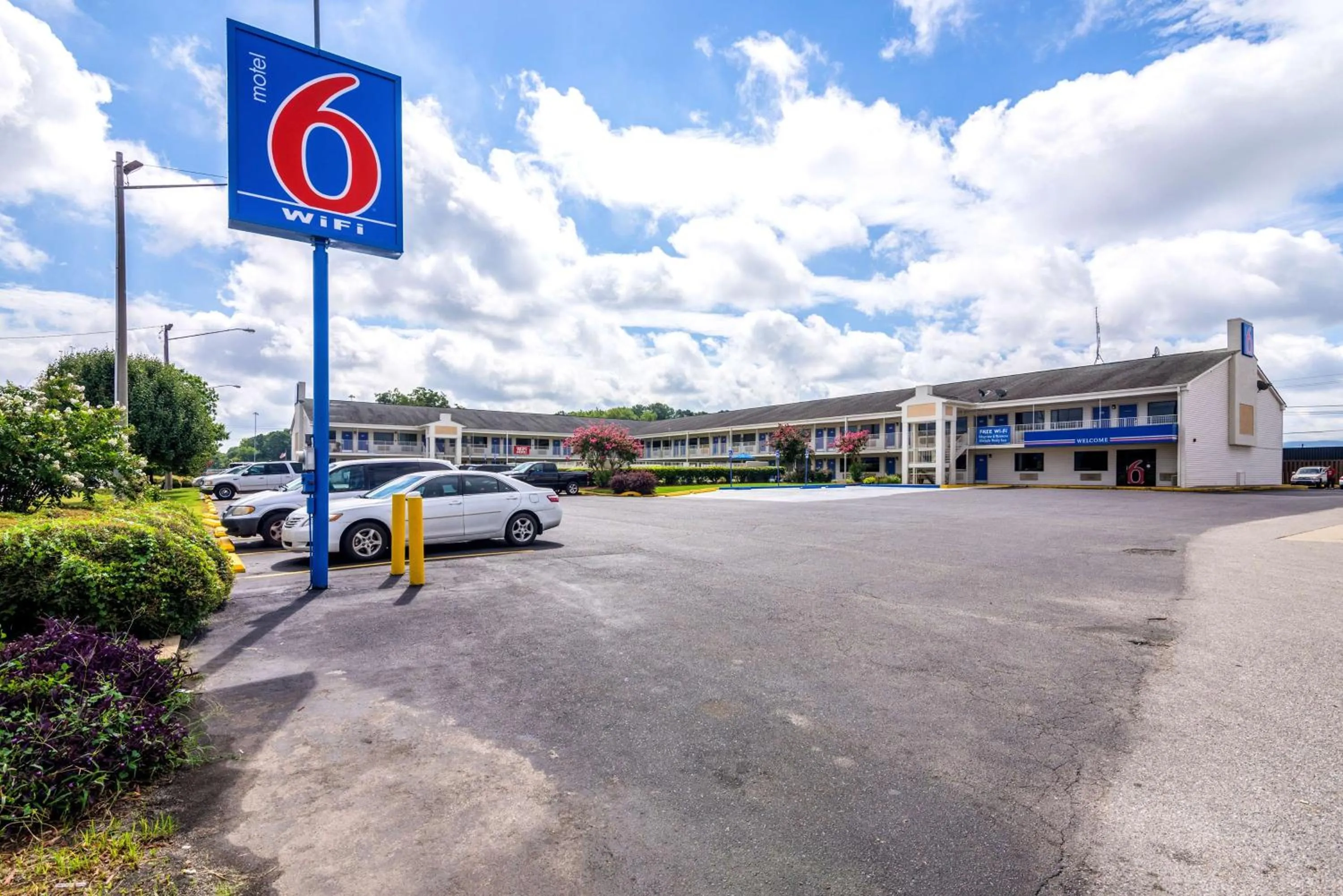 Property building in Motel 6-Anniston, AL