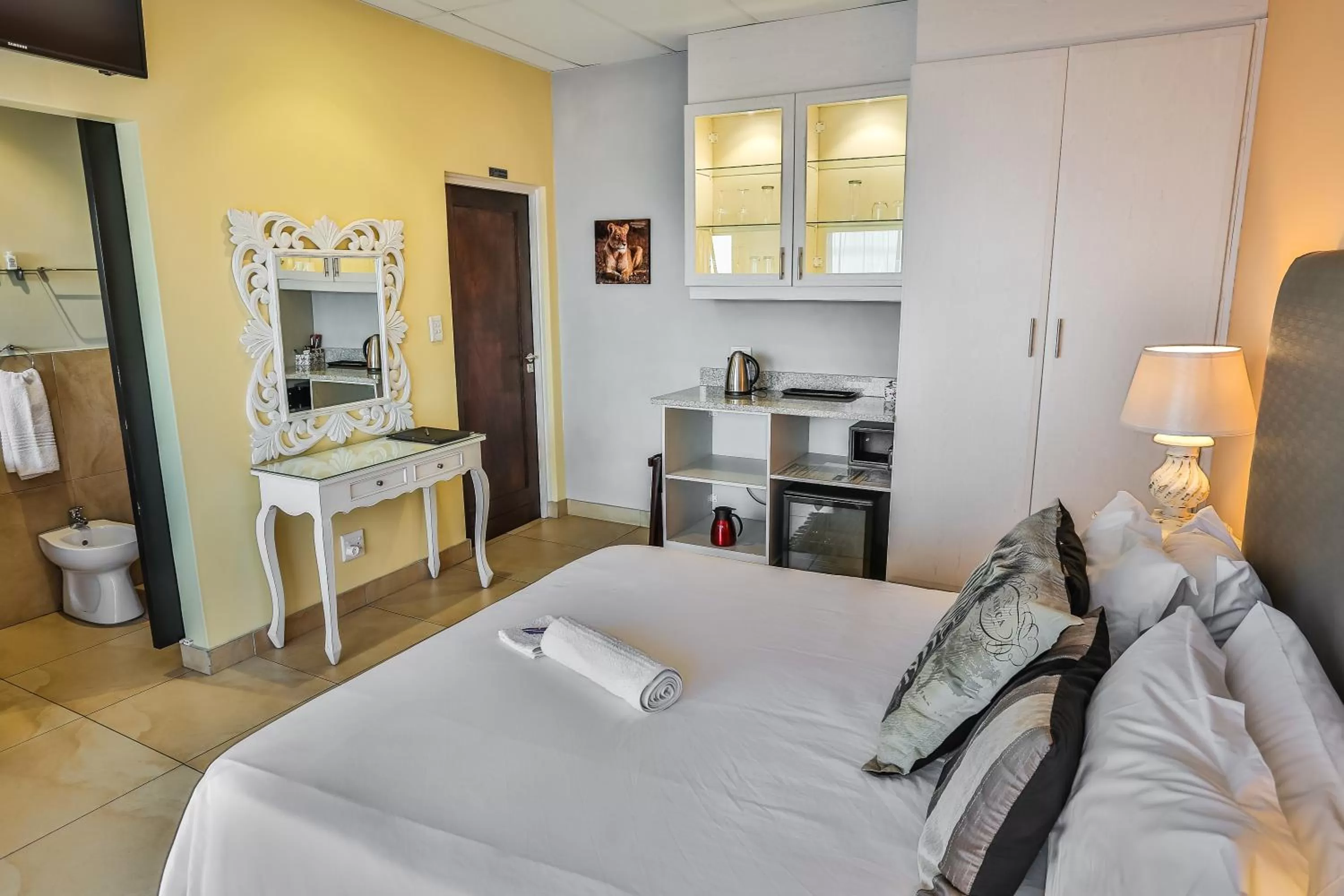 Bathroom, Bed in Zimbali View Eco Guesthouse