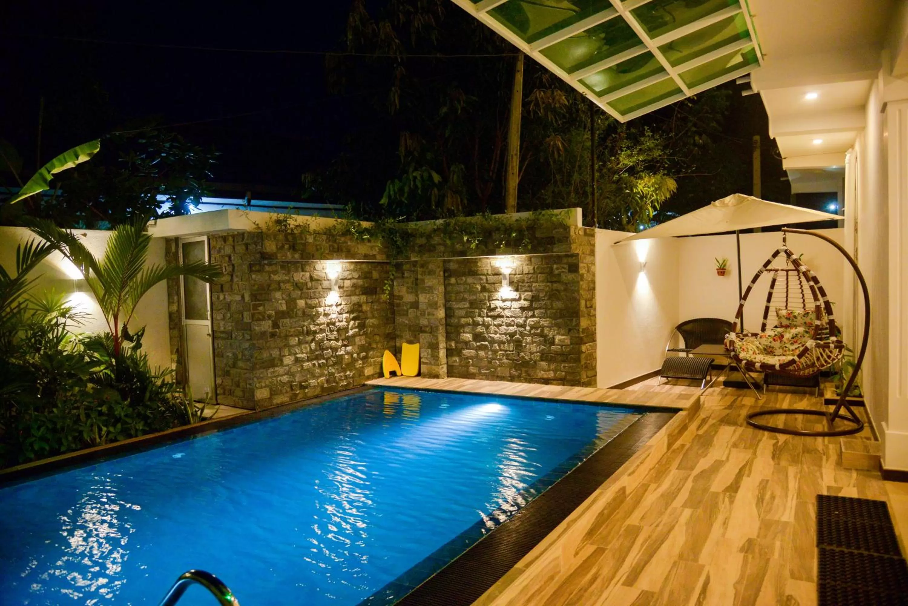 Swimming pool in Negombo New Queen's Palace