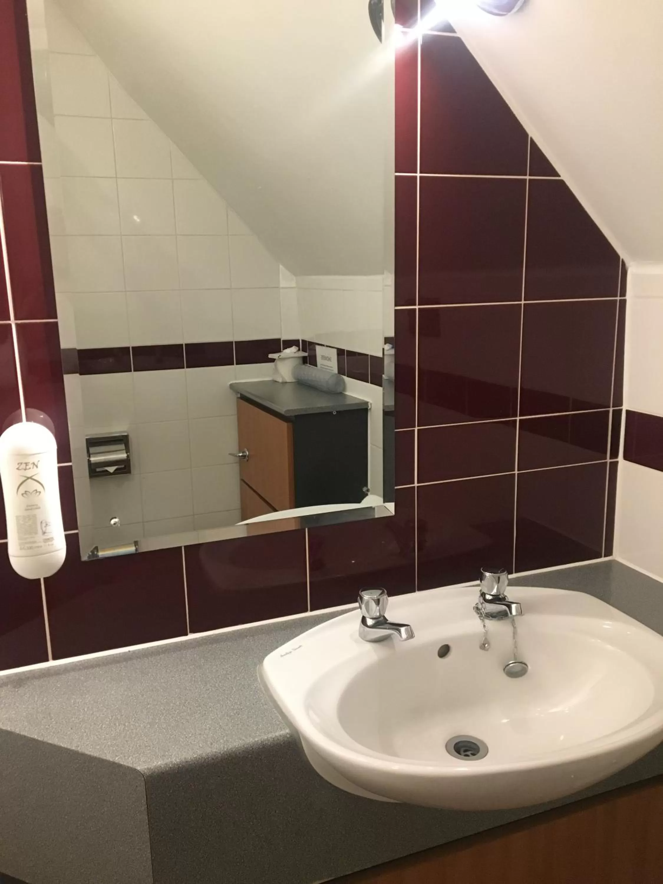 Bathroom in The Catherine Wheel Wetherspoon Hotel