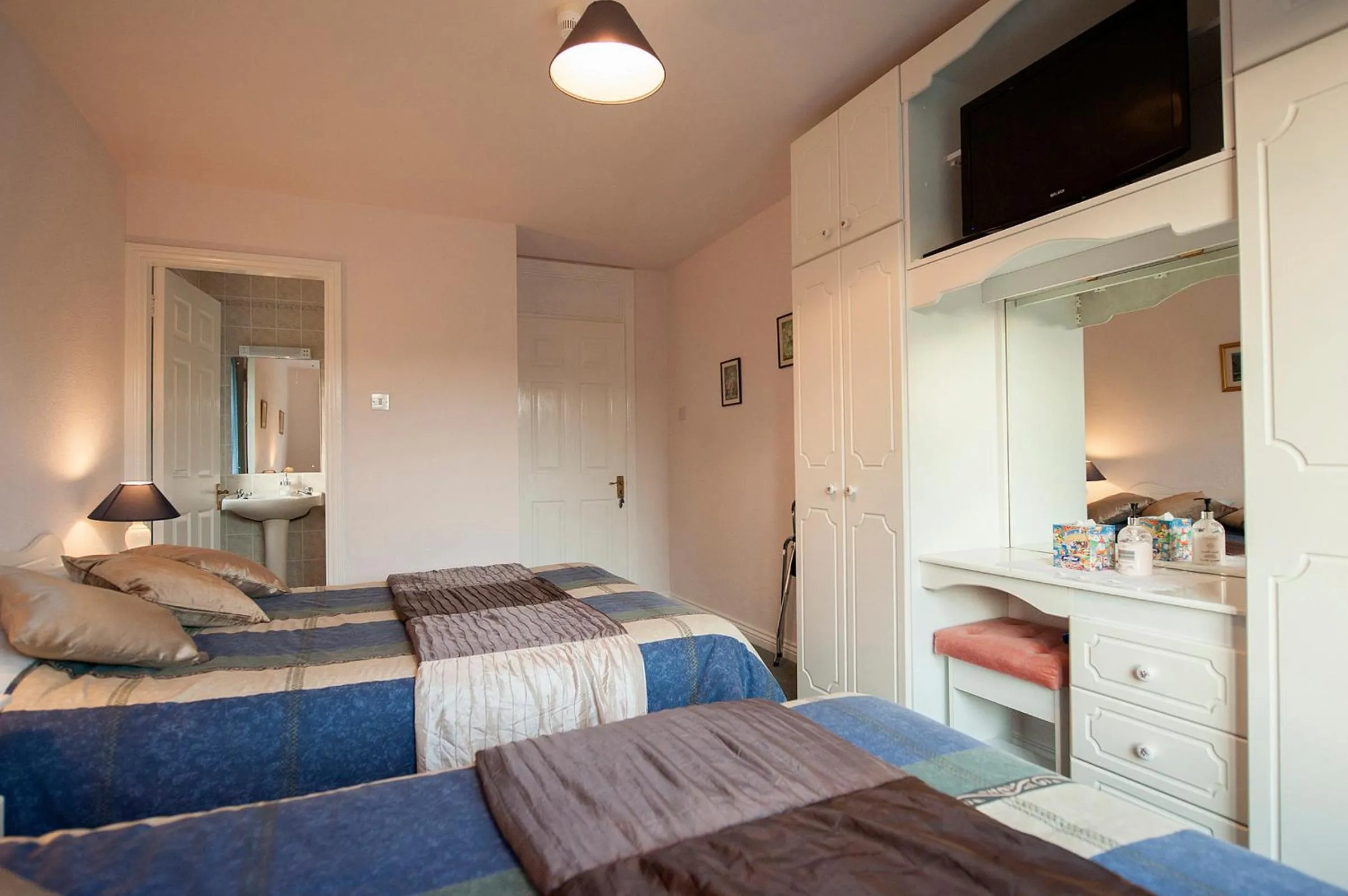 Shower, Bed in The Waterfront House Country Home