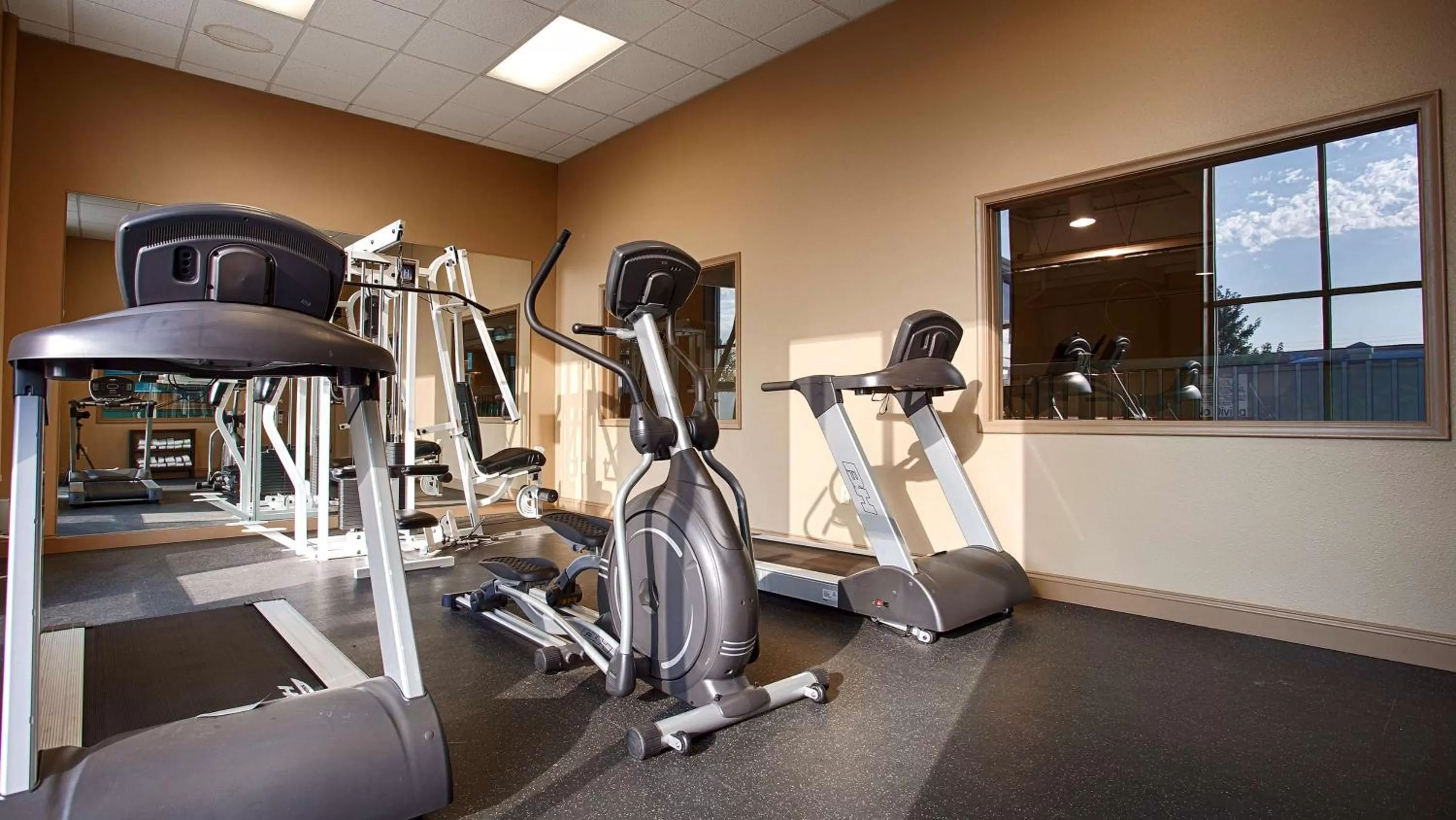 Fitness centre/facilities in Best Western Crossroads of the Bluffs