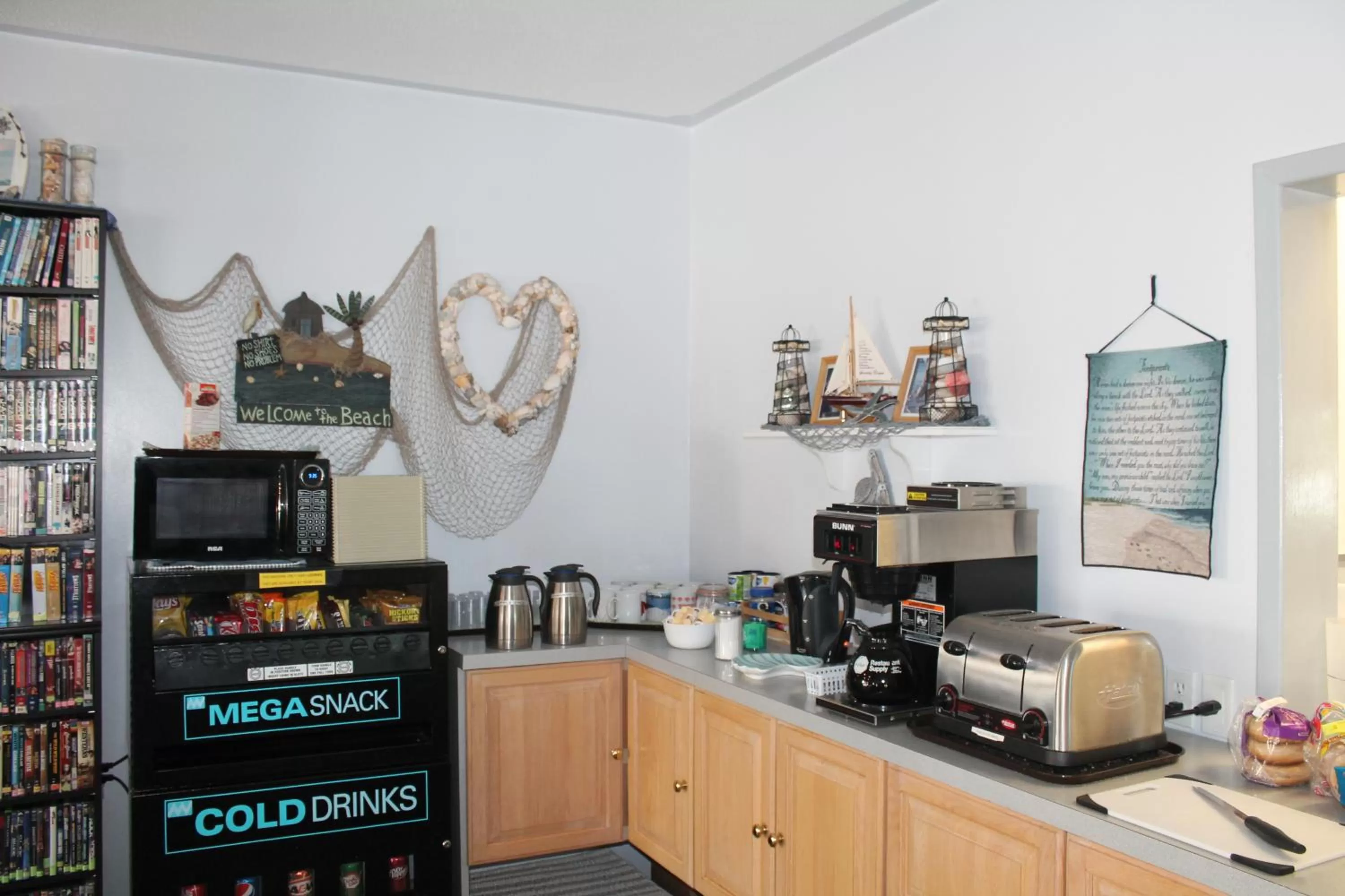 Lobby or reception, Kitchen/Kitchenette in Leisure Inn