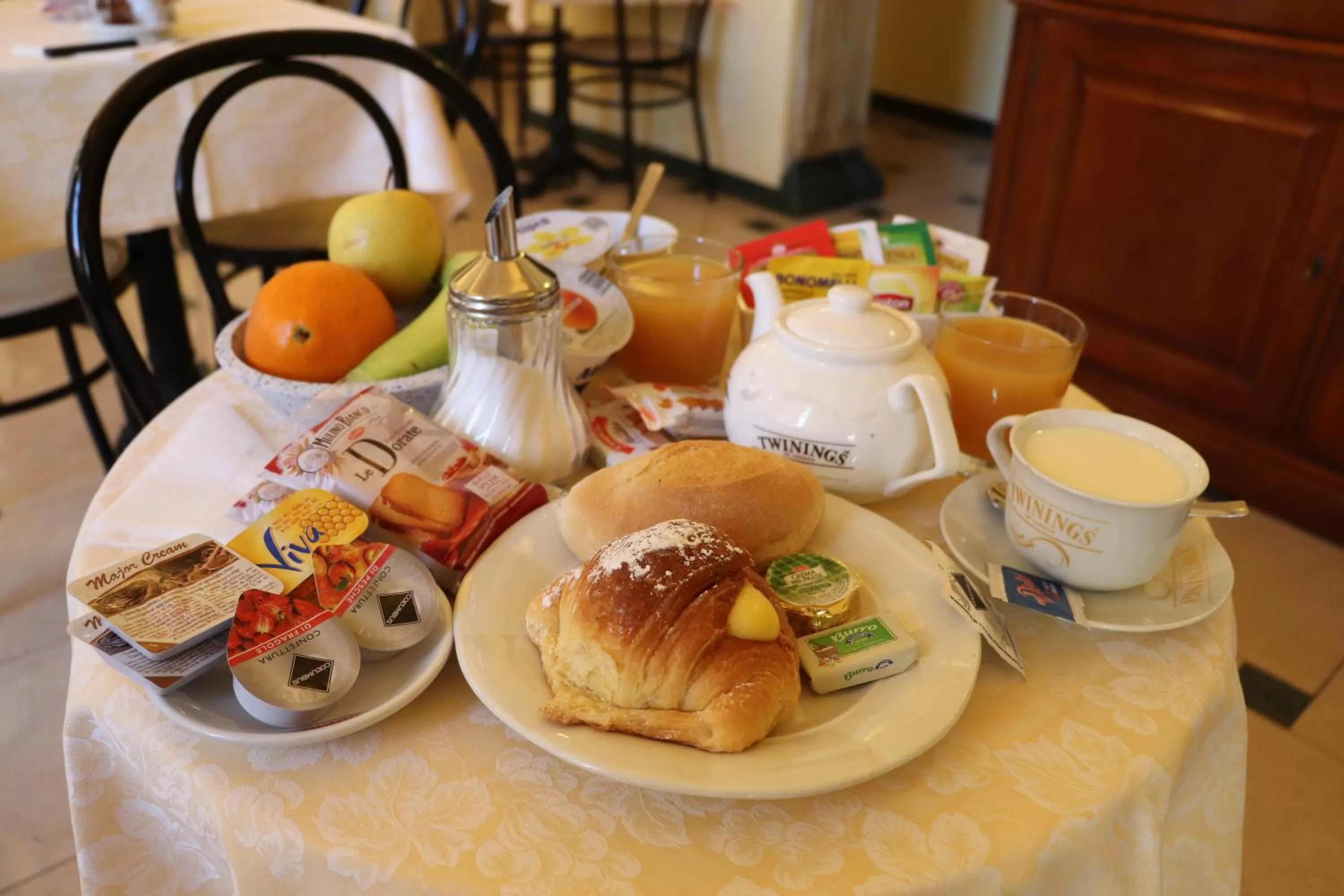 Food and drinks in Cambridge Hotel