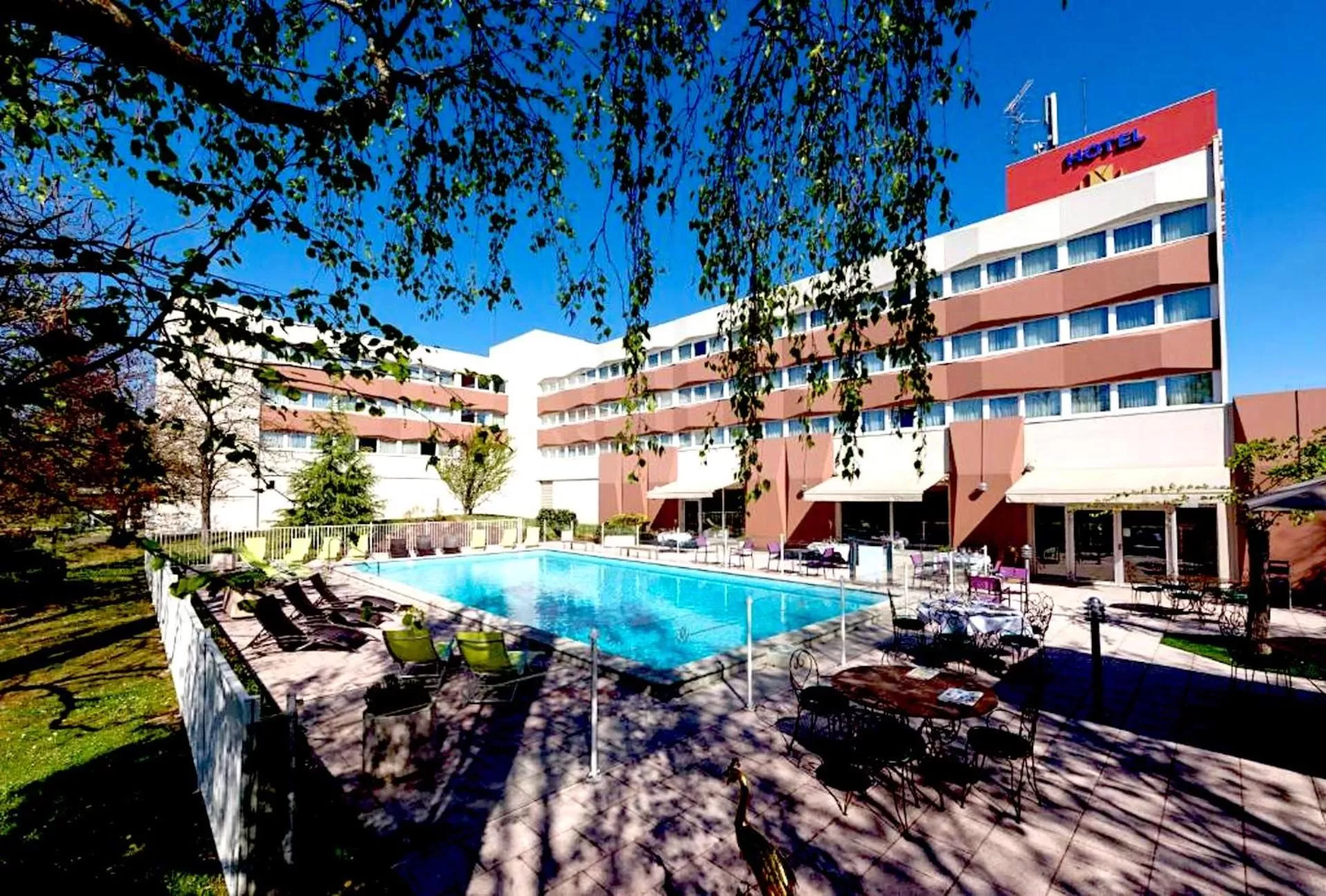 Property building, Swimming Pool in Golden Tulip Bâle Mulhouse - Hôtel Restaurant