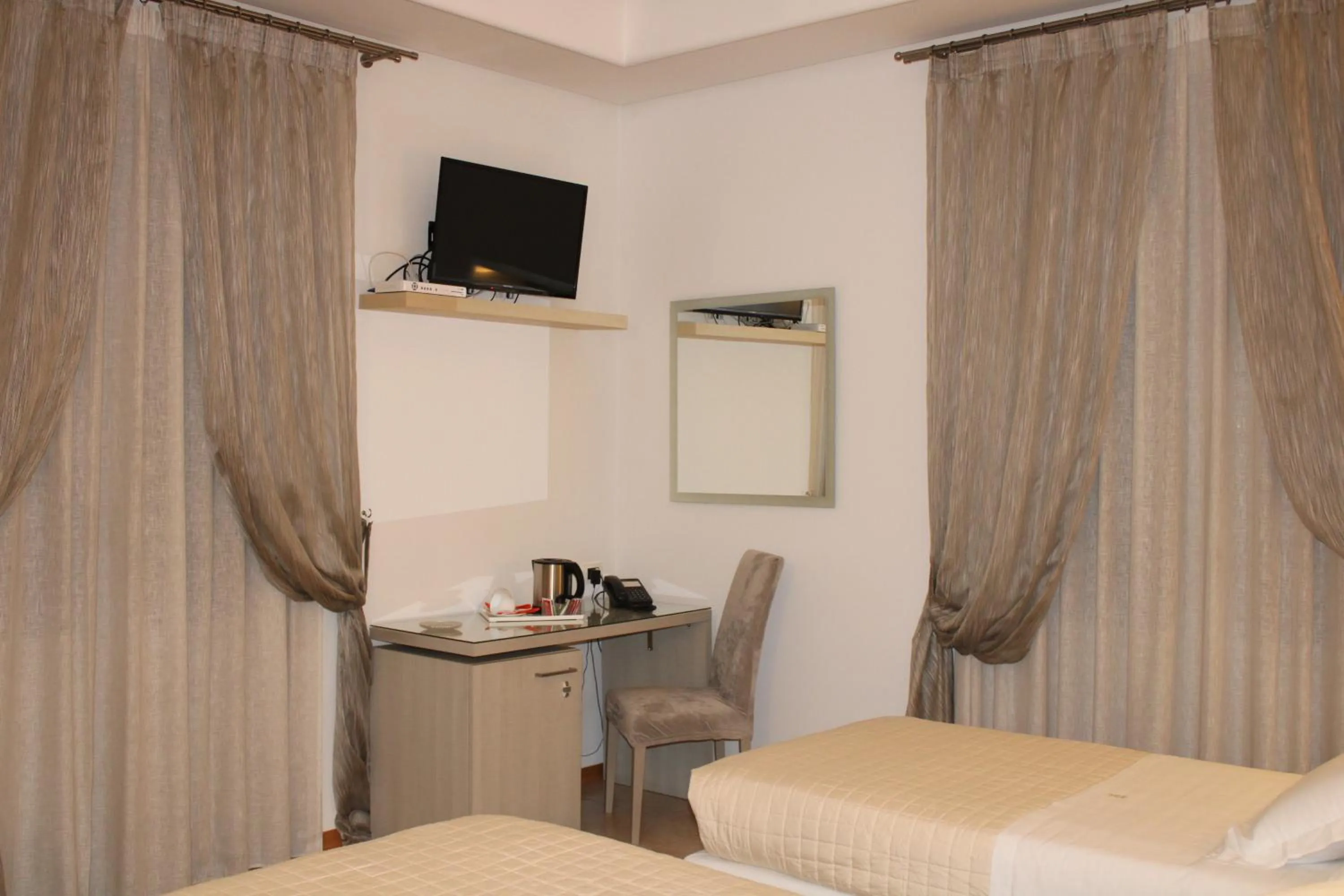 Photo of the whole room, Bed in Artemisia Palace Hotel