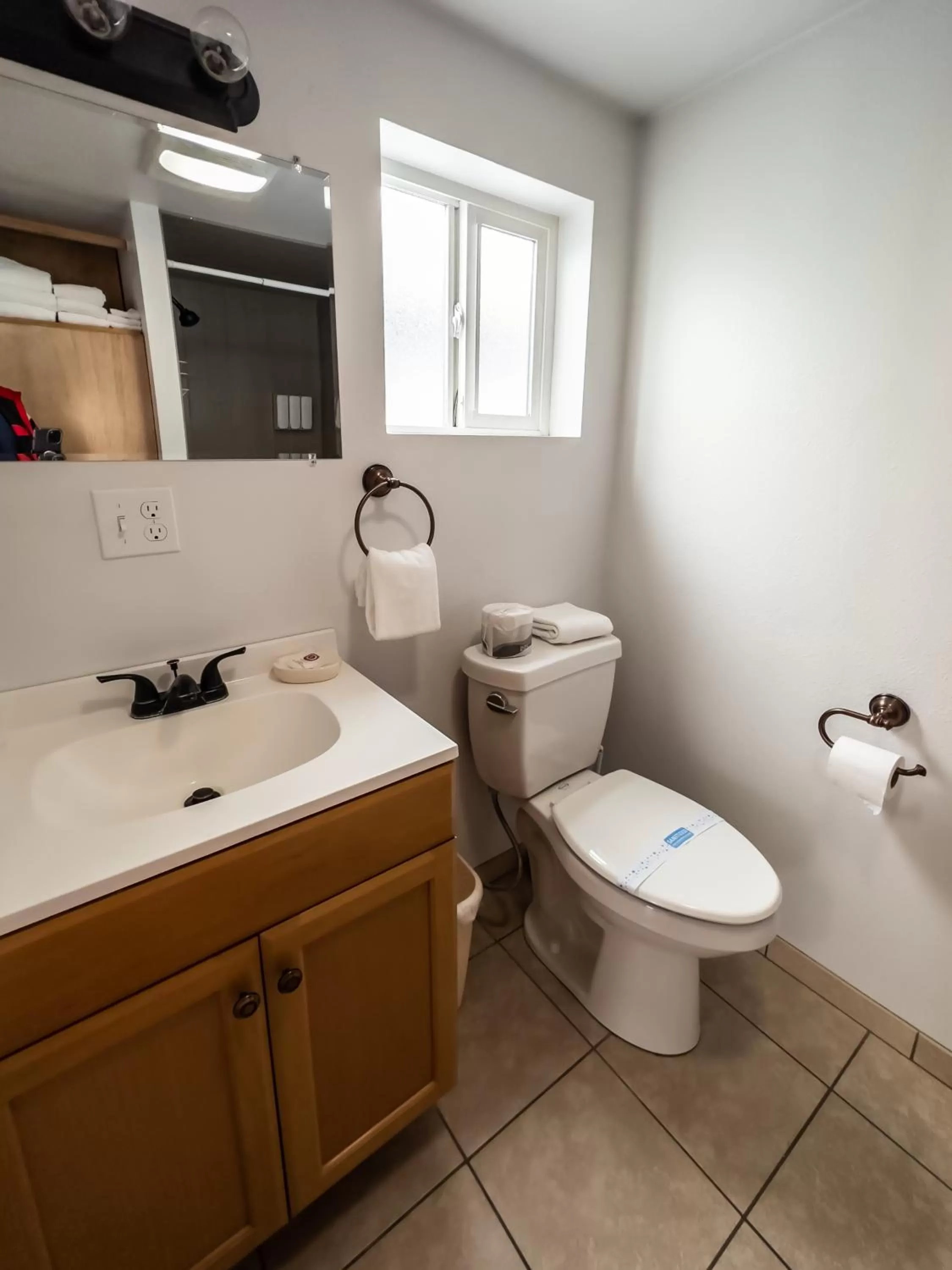 Toilet in Terimore Lodging by the Sea