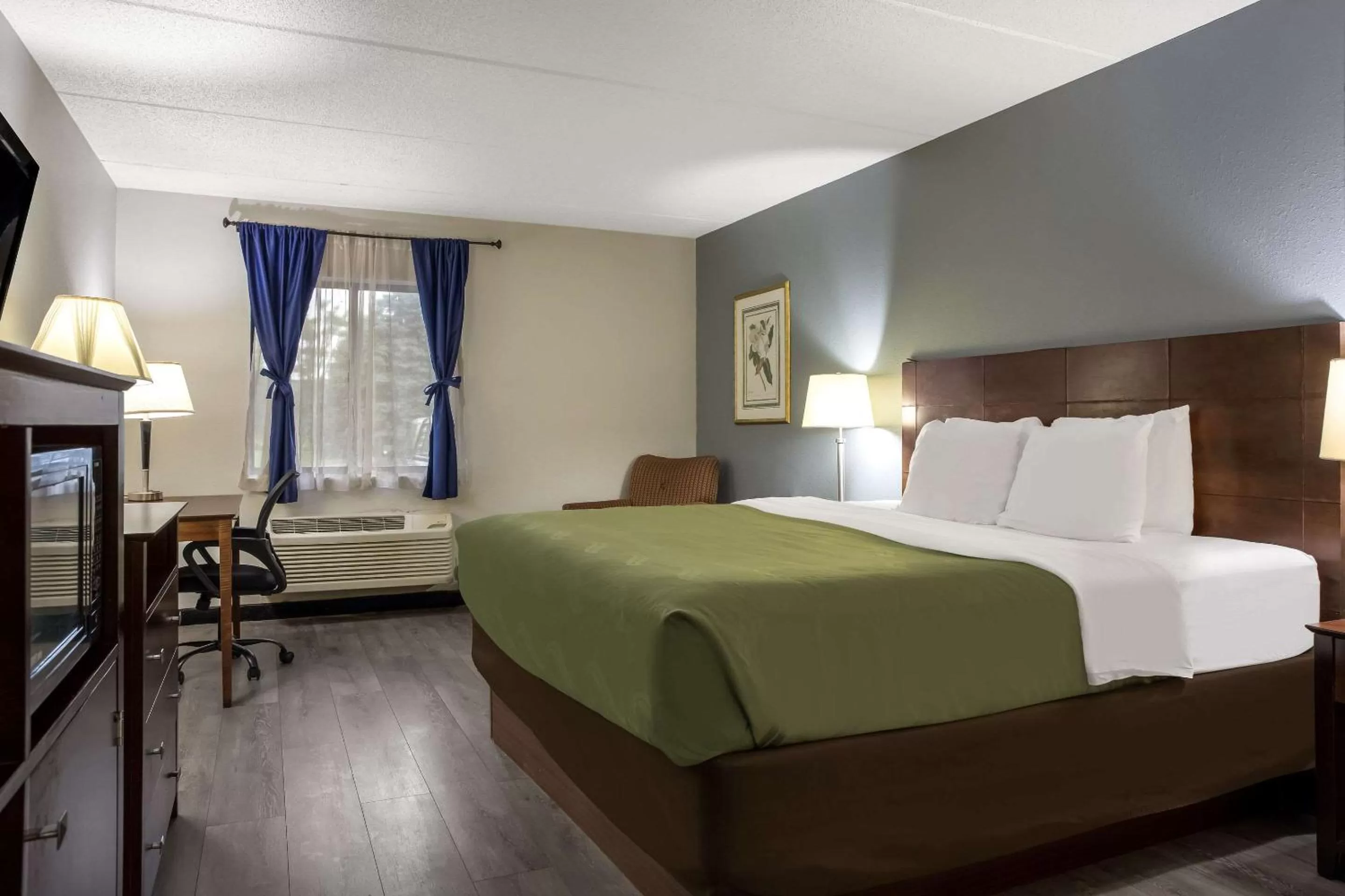 Bedroom, Bed in Quality Inn Toledo Westgate