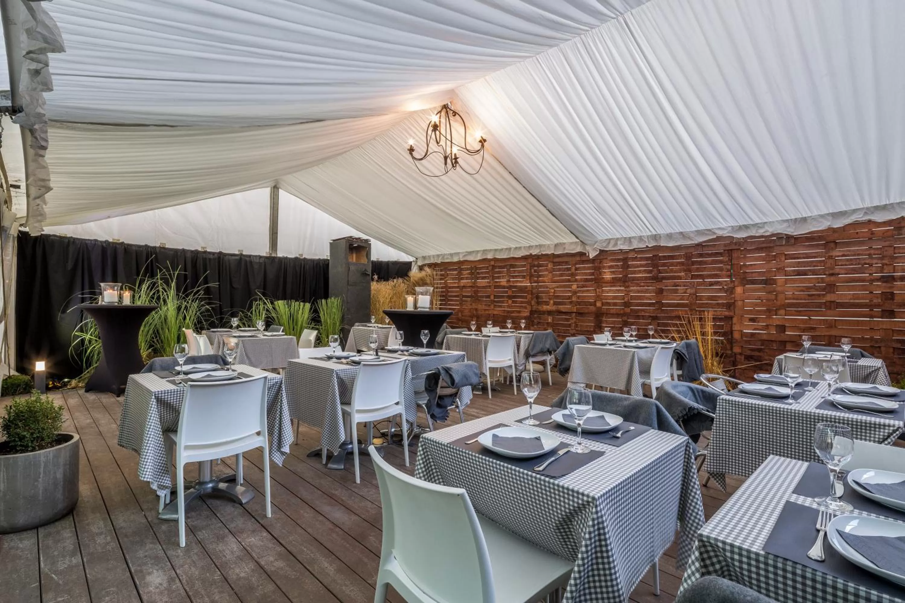 Restaurant/places to eat in New Hotel de Lives