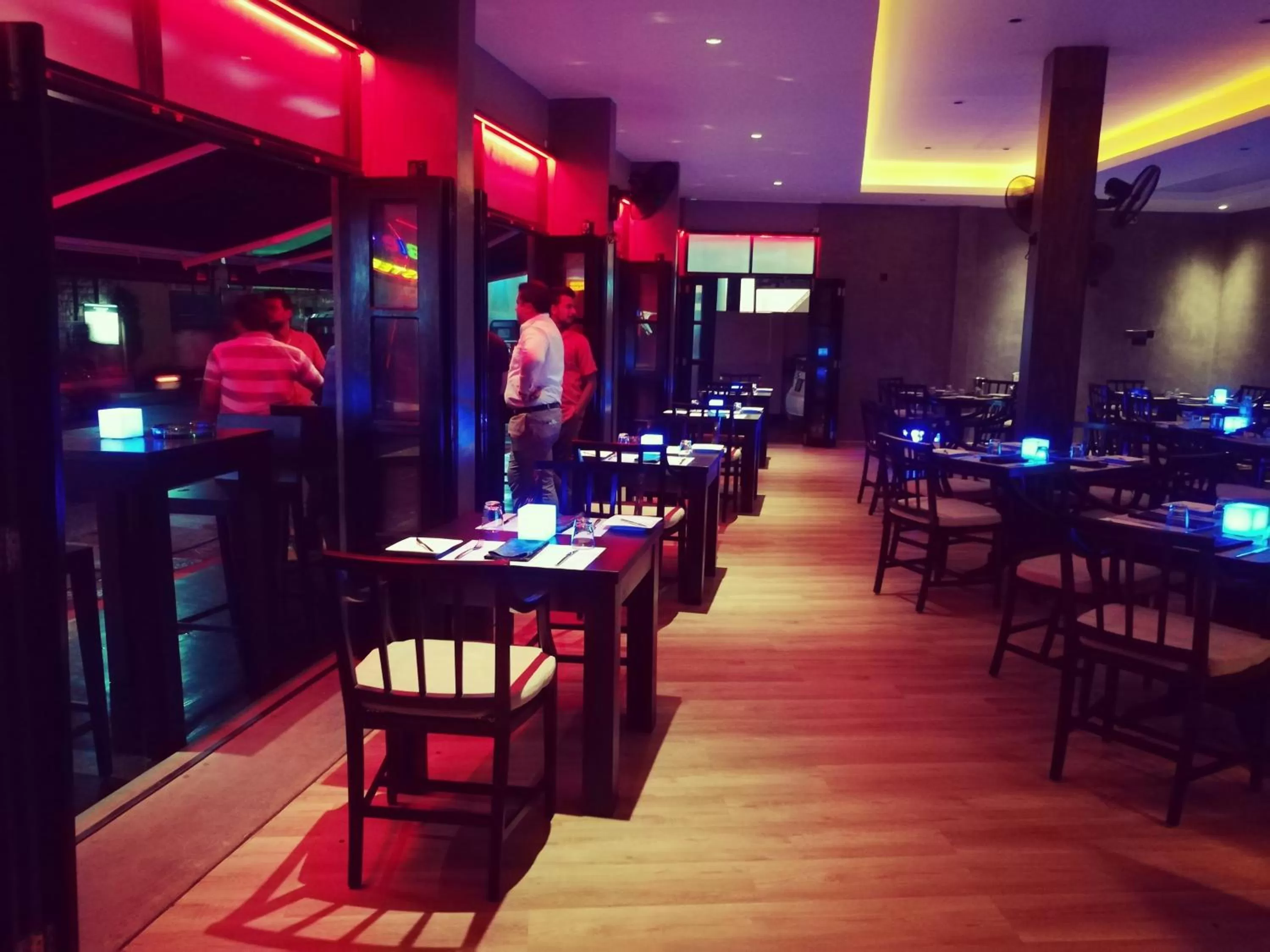 Restaurant/places to eat in Sea Port