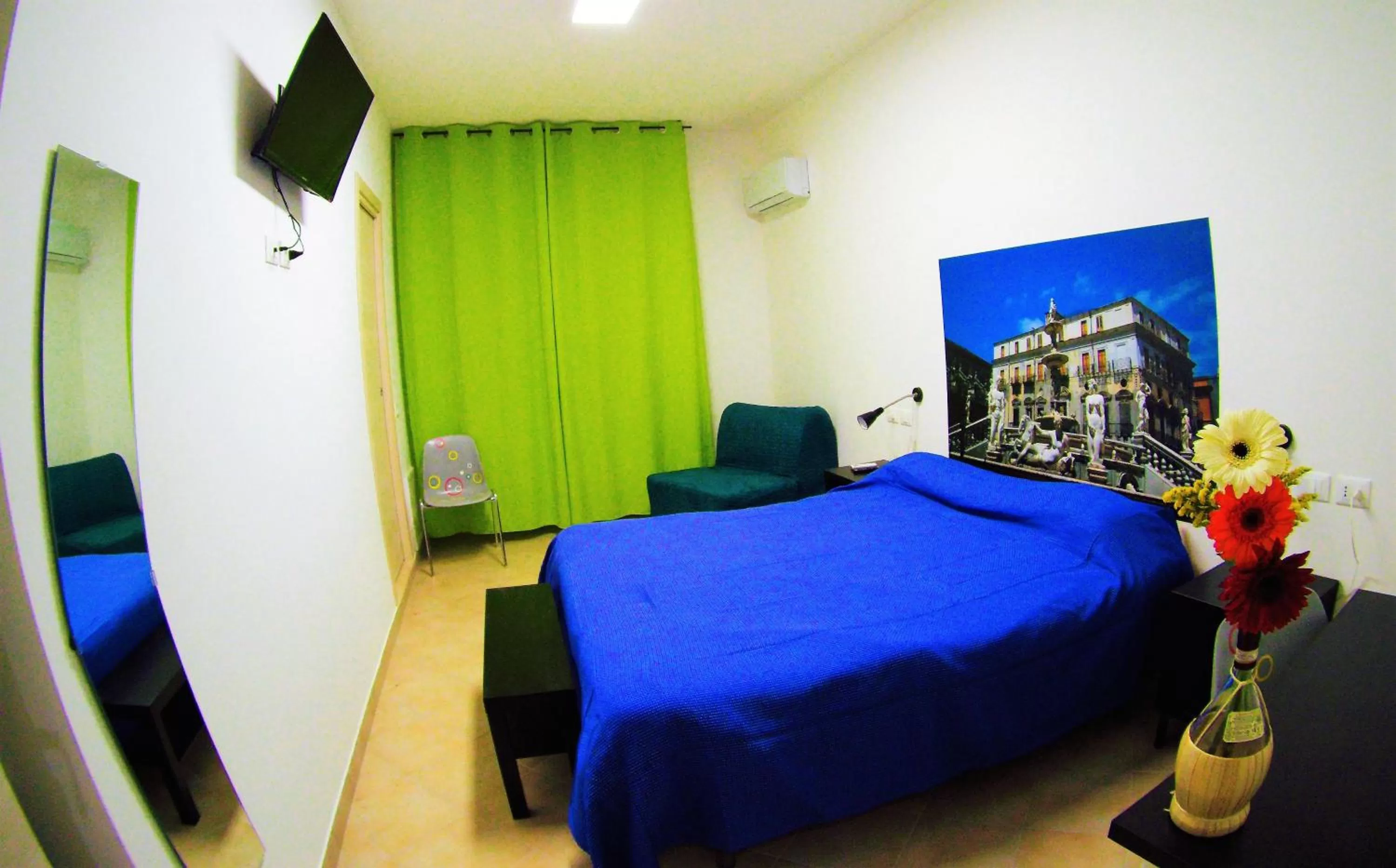 Photo of the whole room, Bed in B&B Into Palermo Rooms vicino al teatro Massimo