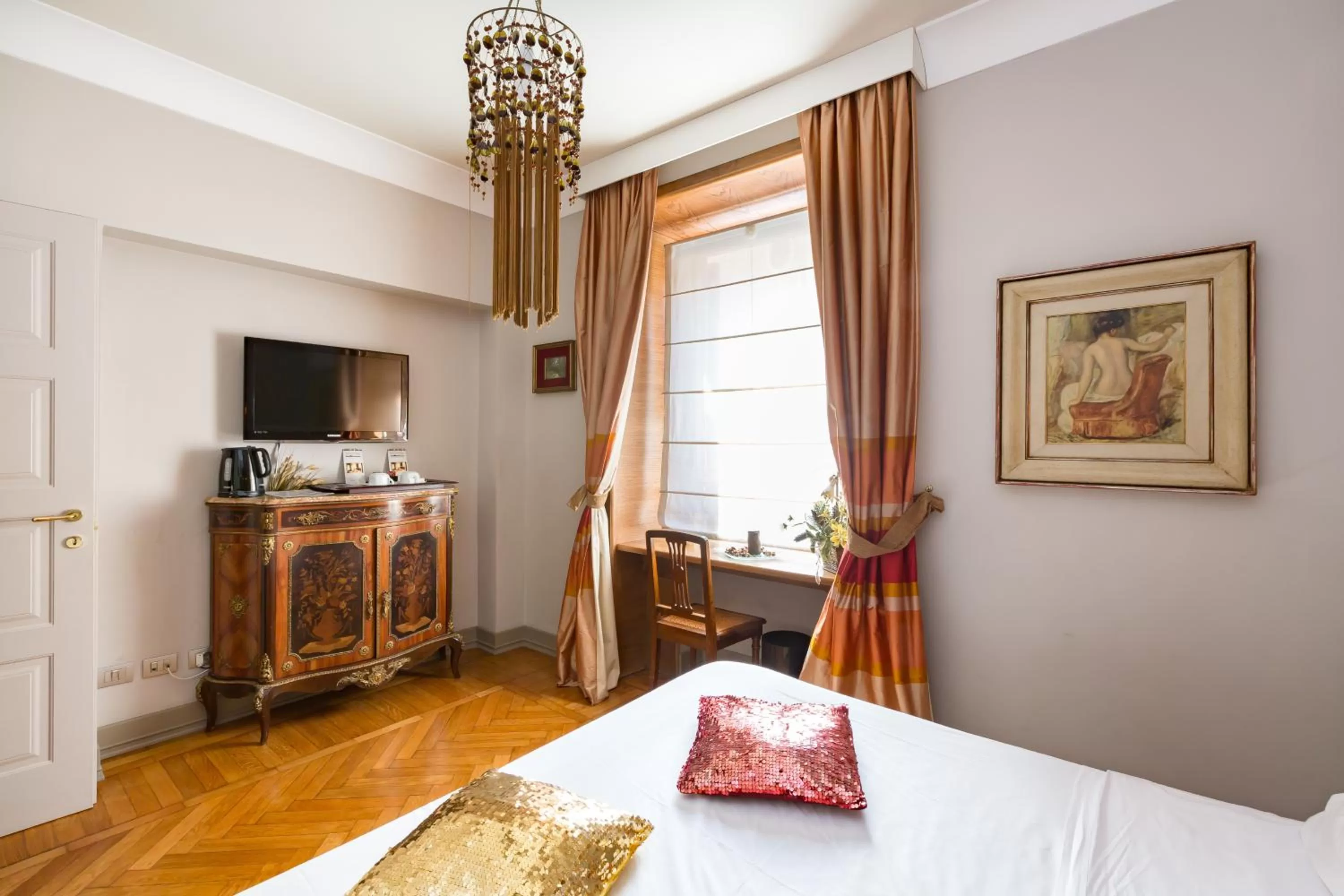 Decorative detail, Bed in Rooms Roma - Monti