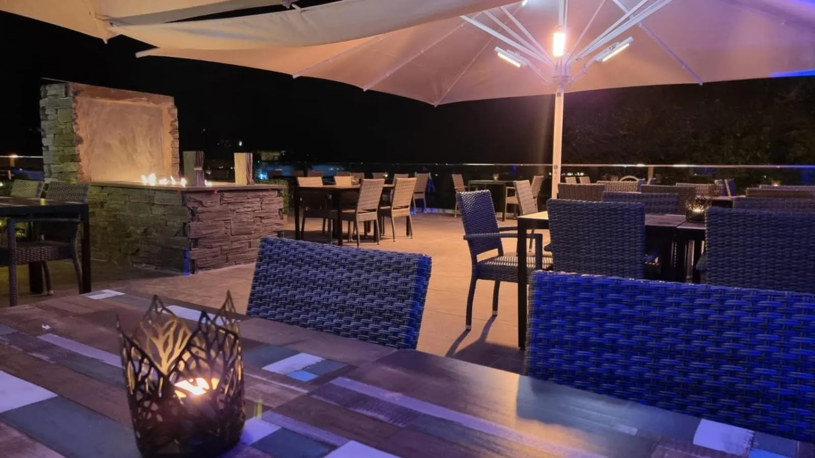 Restaurant/places to eat in Aberdunant Hall