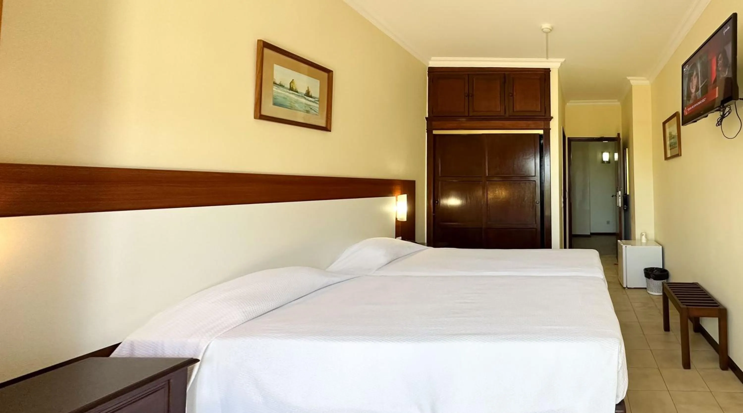 TV and multimedia, Bed in Hotel Avenida Praia