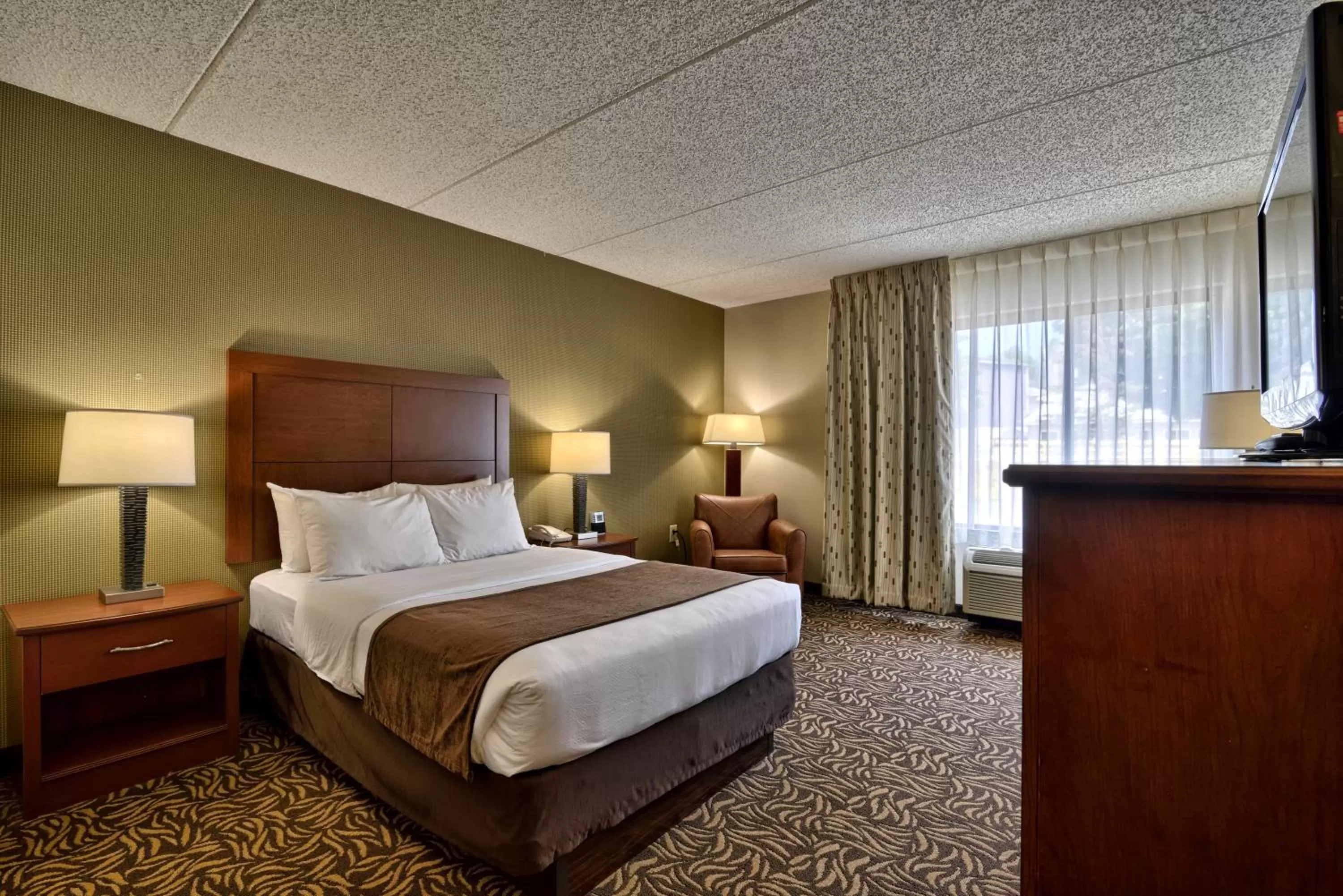 Bed in Clarion Inn & Suites Cortland - University Area