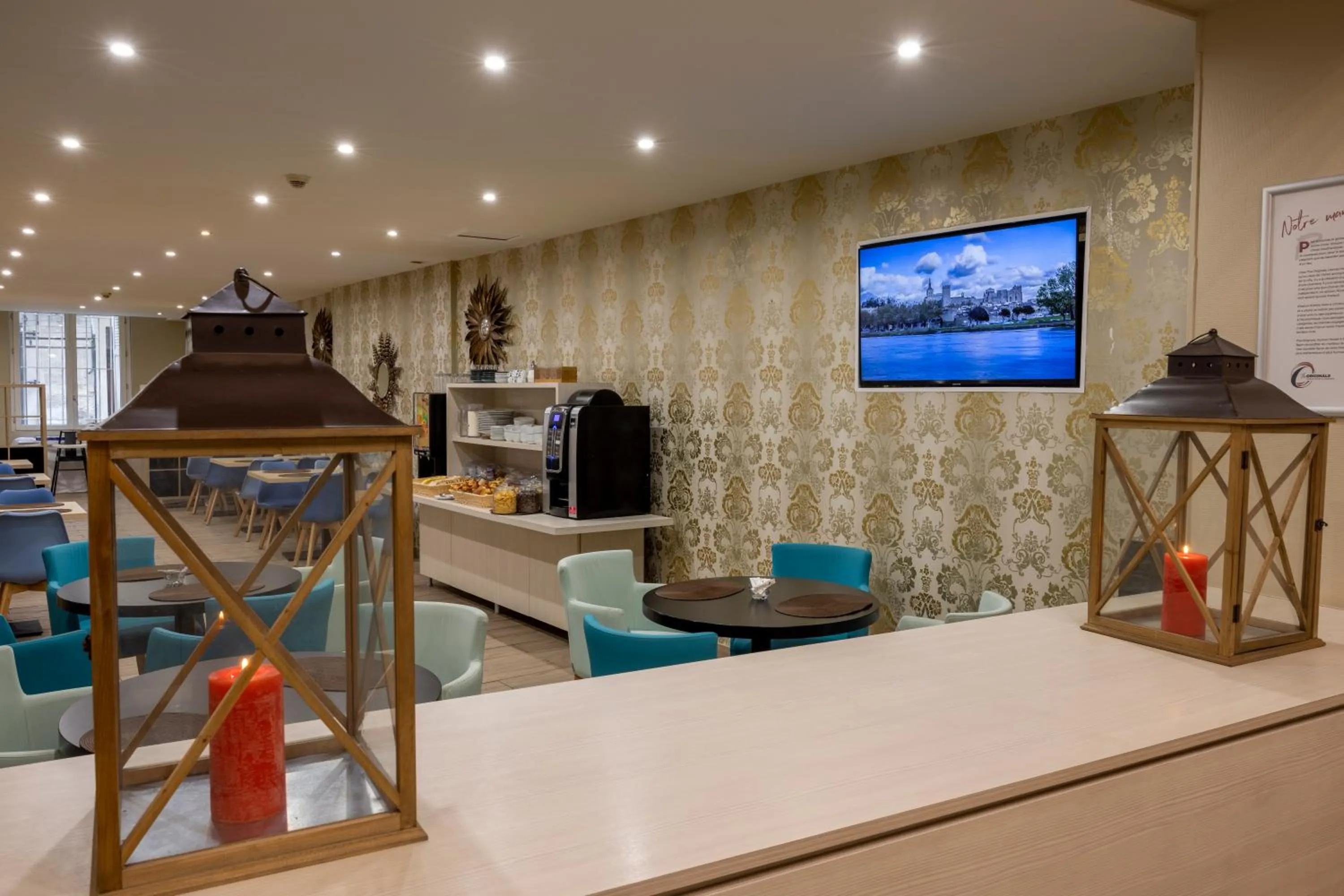 TV and multimedia in The Originals Boutique, Hôtel Danieli, Avignon