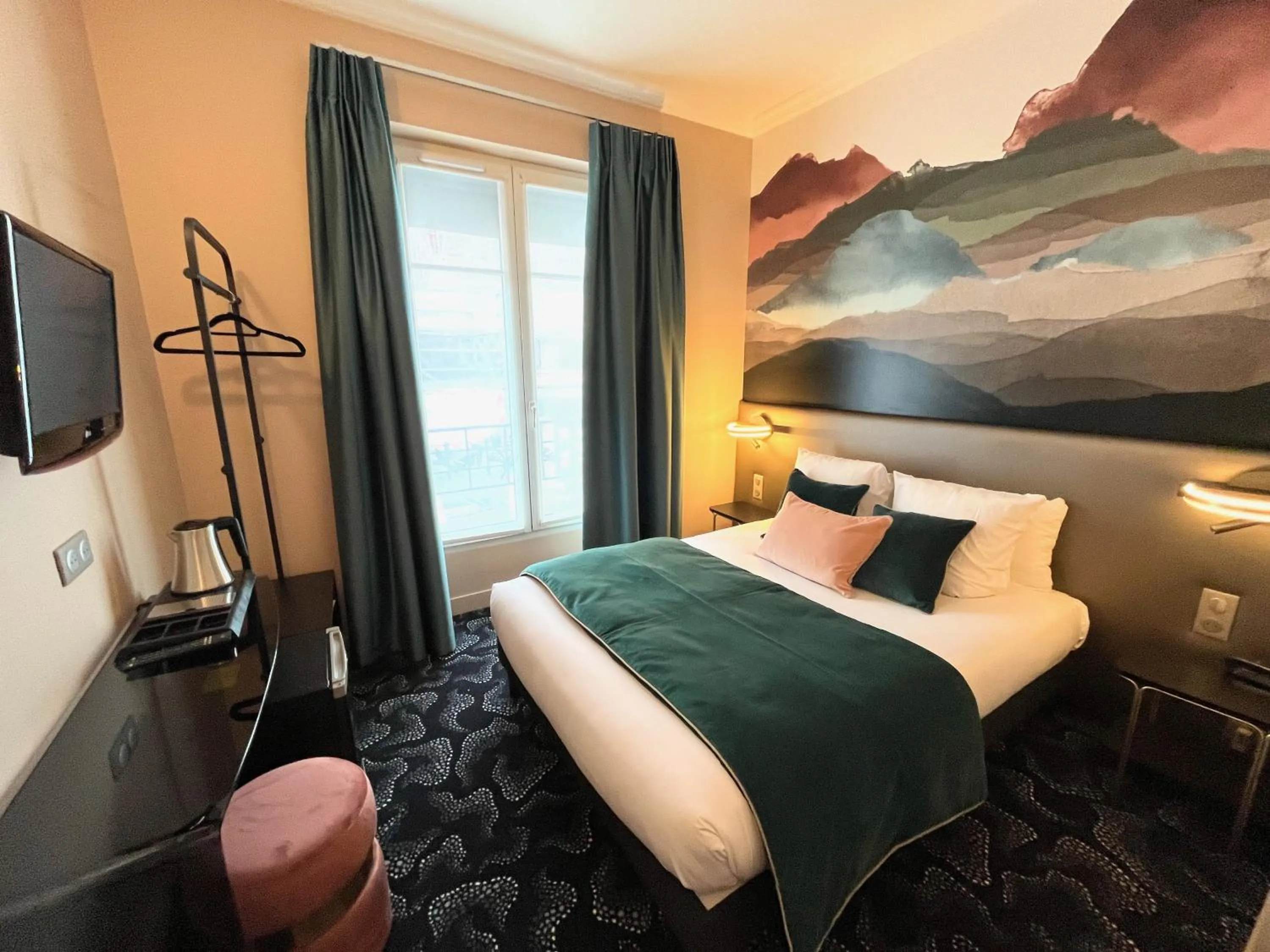 Bedroom, Bed in Montparnasse Daguerre