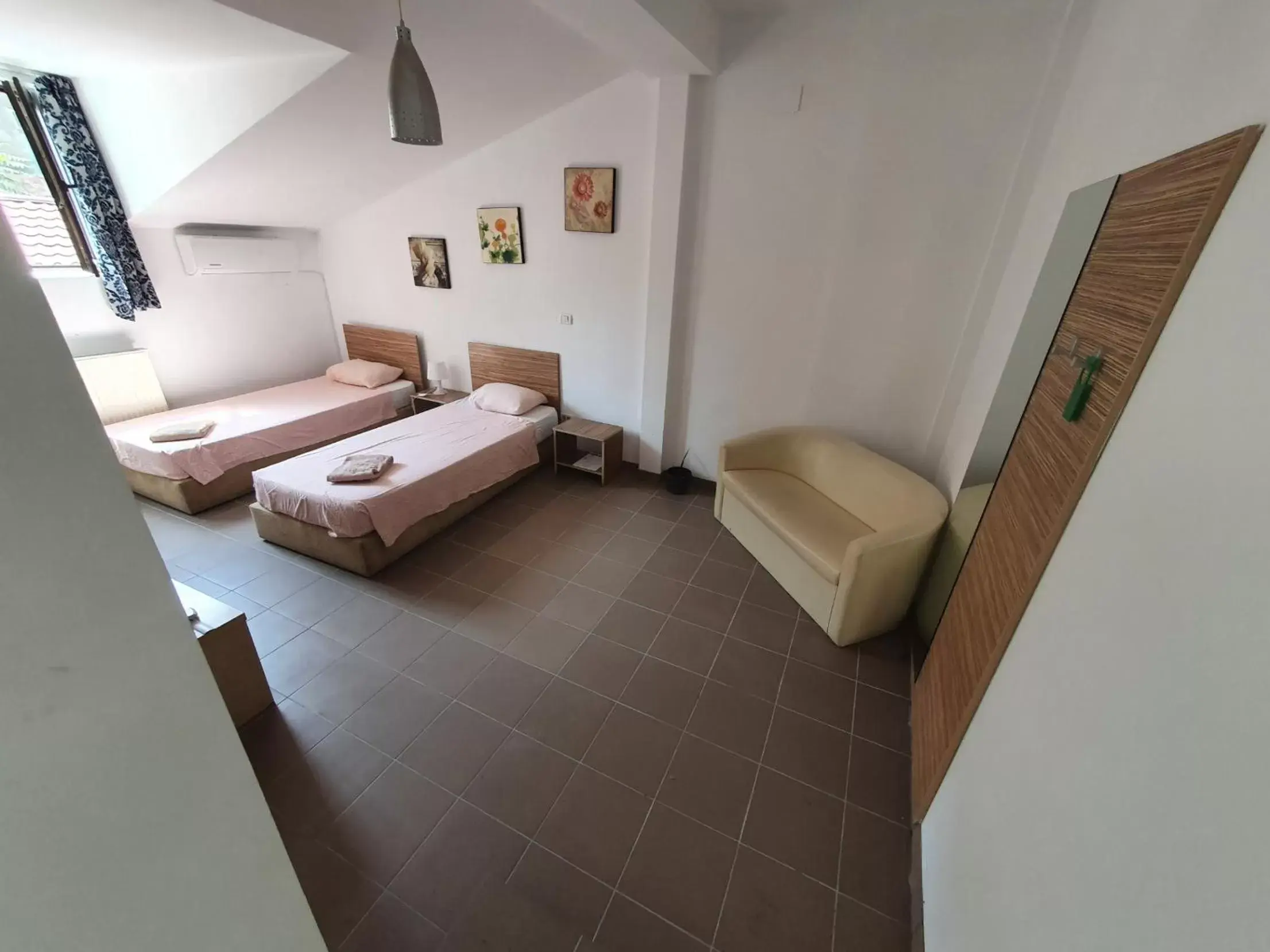 Deluxe Twin Room in Piata Uniri Cozy Inn Deluxe Twin Room in Piata Uniri Cozy Inn