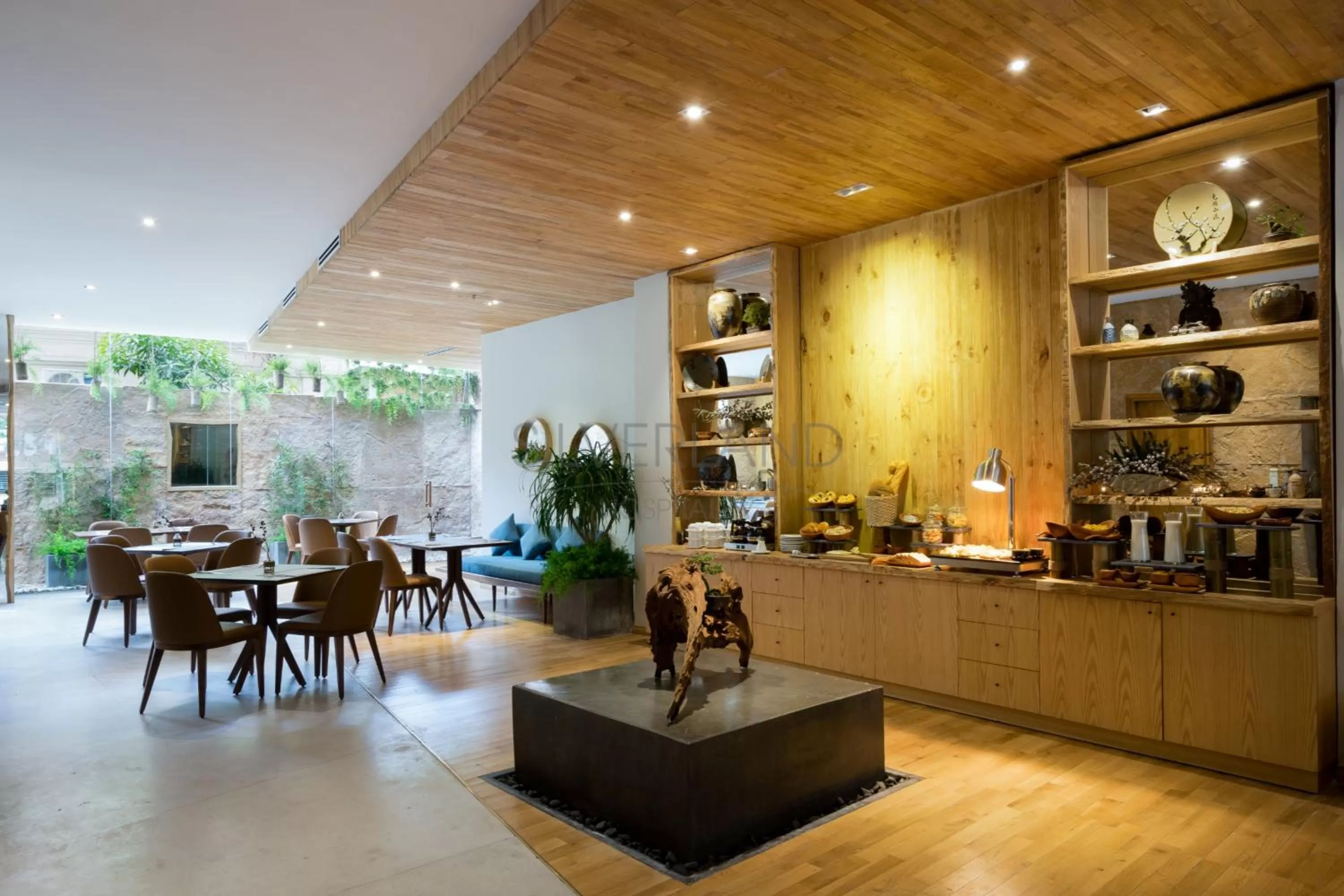 Restaurant/places to eat in Silverland Yen Hotel