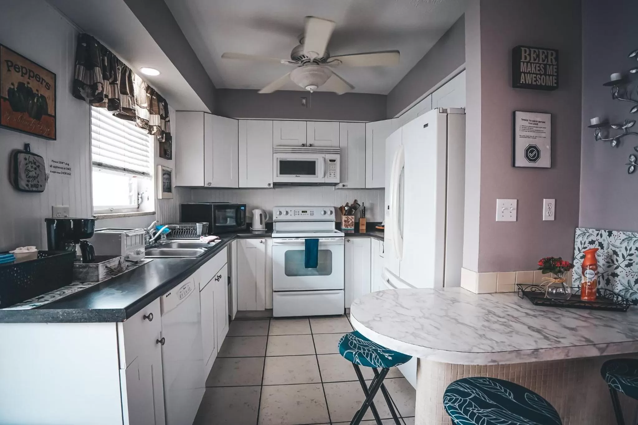 Kitchen or kitchenette in Hollywood Light Haven Lodge