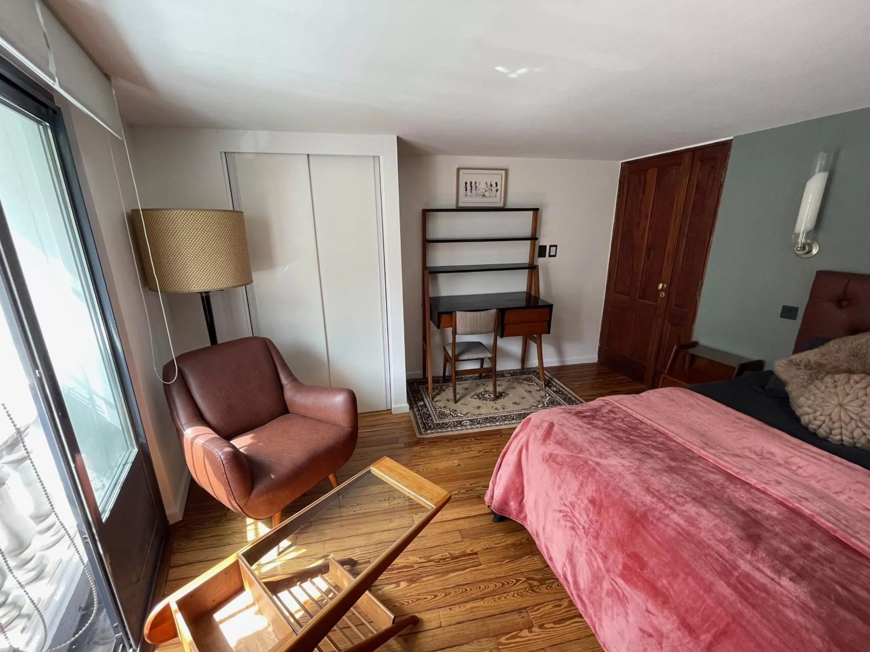Seating area, Bed in Le Petit Palais